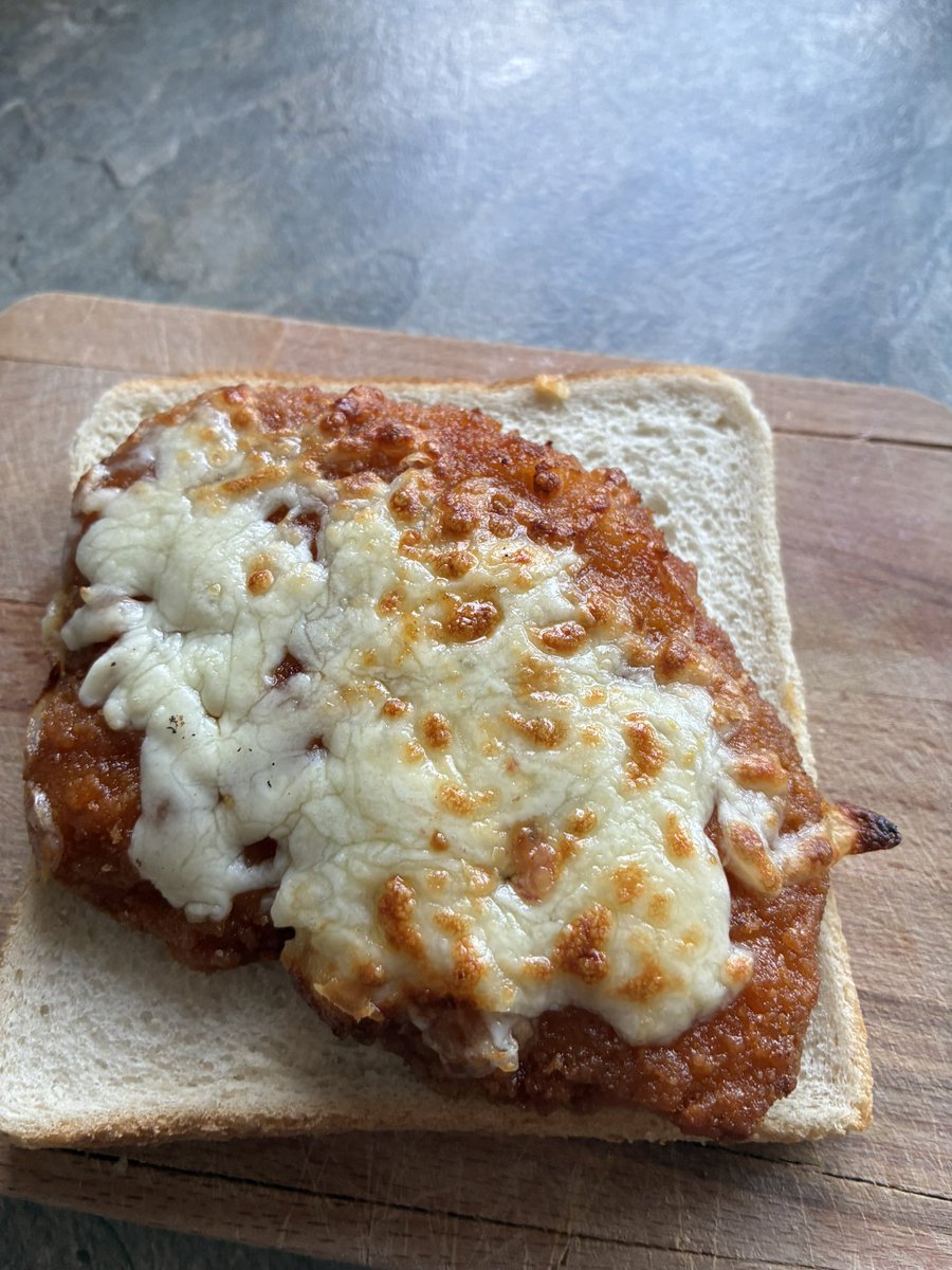 ssjnoodles's tweet image. i was craving a spicy dip burger or some fast food so i had one of those fillets in the freezer, i didn’t have american cheese so i melted some on, and just used normal bread

takeout is rlly expensive and not worth it most times 

just a little sauce brushed on (franks buffalo +