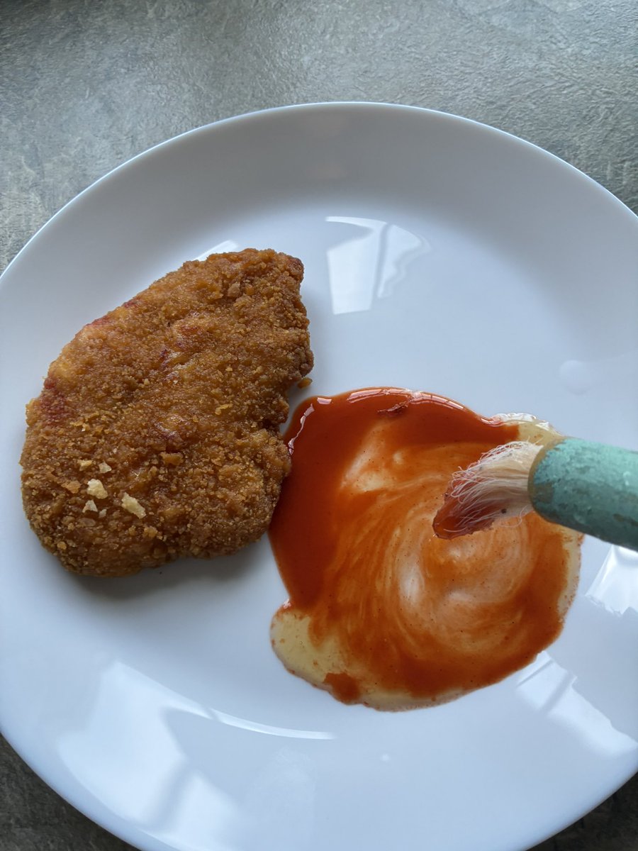 ssjnoodles's tweet image. i was craving a spicy dip burger or some fast food so i had one of those fillets in the freezer, i didn’t have american cheese so i melted some on, and just used normal bread

takeout is rlly expensive and not worth it most times 

just a little sauce brushed on (franks buffalo +