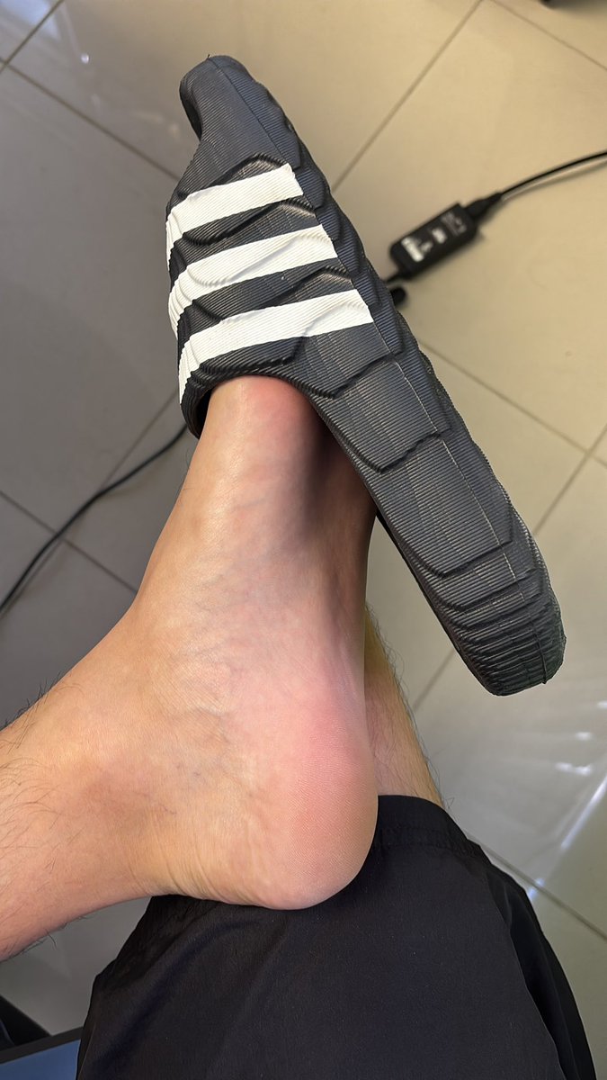 Porrafido's tweet photo. Vim trabalhar de chinelo hoje https://t.co/HsBmXokJ2B