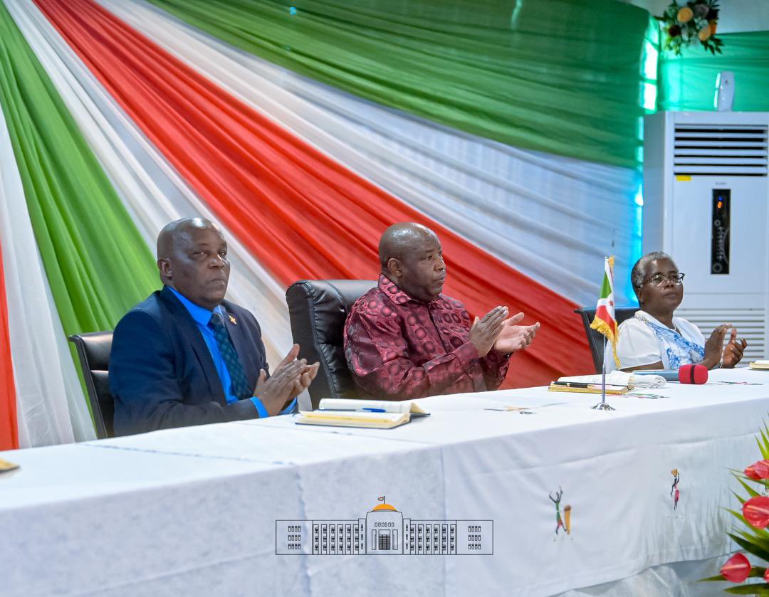 NtareHouse's tweet photo. Le Chef de l’État #Burundi-ais SE @GeneralNeva a tenu une séance de moralisation à l’intention des Chefs de quartiers des communes de Ntahangwa, Mukaza et Mugere de @Bujaprov2025 sur l'hygiène et le changement de mentalité afin de renforcer la propreté dans la capitale économique https://t.co/YiaZfKLU5t
