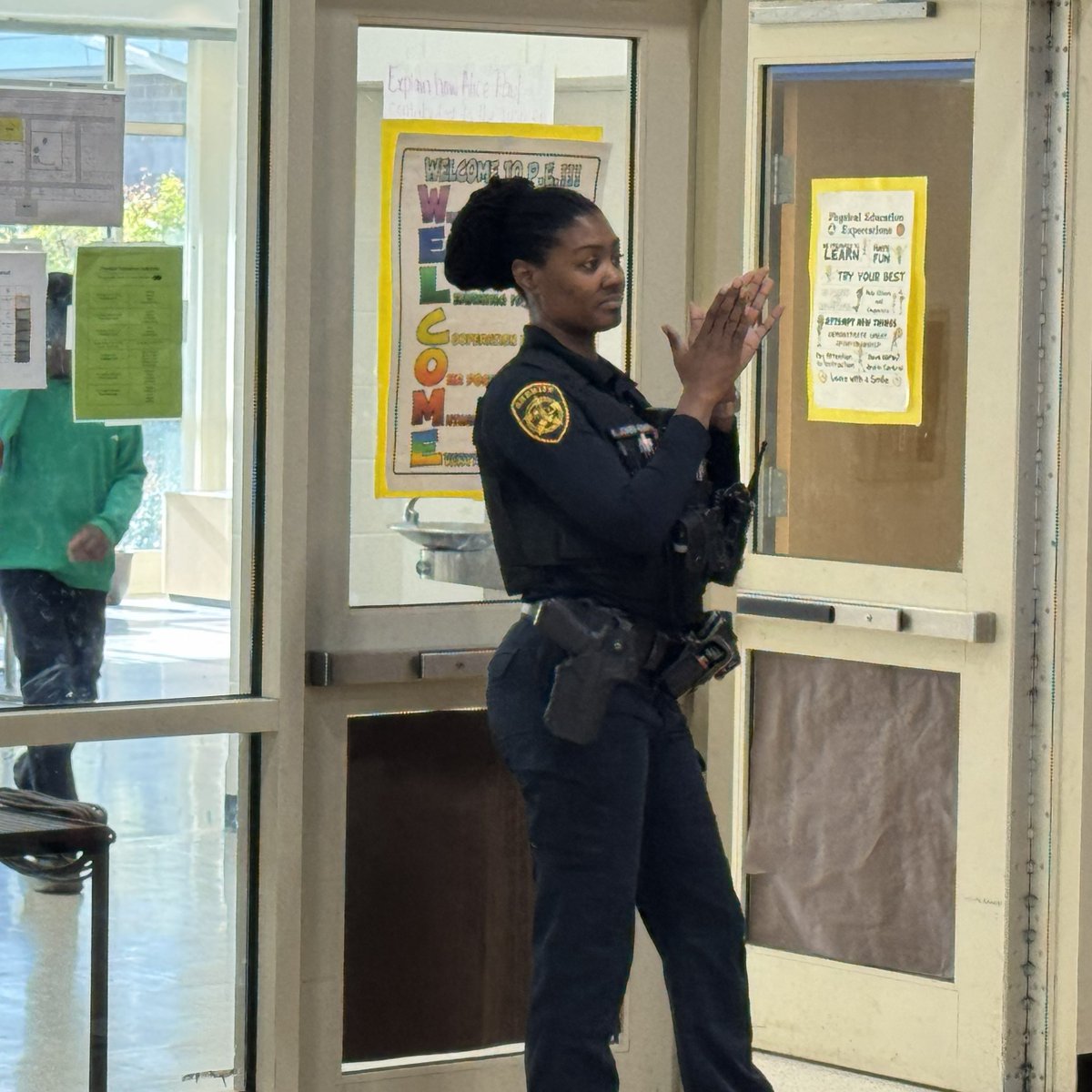 VBSO's tweet photo. Deputy II Kimberly Jones-Simpson felt the ❤️ at An Achievable Dream Academy at Seatack Elementary’s Random Acts of Kindness presentation. The Kindness Club baked cookies & brownies 🍪 and made thank-you cards for first responders. We appreciate you! 🍎⭐️
#VBSOconnect #kindnessmatters