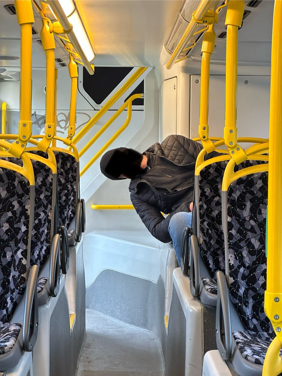 Вчера приехал на конечную станцию и увидел такого «пассажира».
Подошёл к нему, он пьяный в стельку. Спит.
Будил несколько раз - тщетно.
Думаю поеду покаместь дальше. Доехал до другого конца маршрута и вызвал полицию.
Через 6 минут «синий» был на улице.