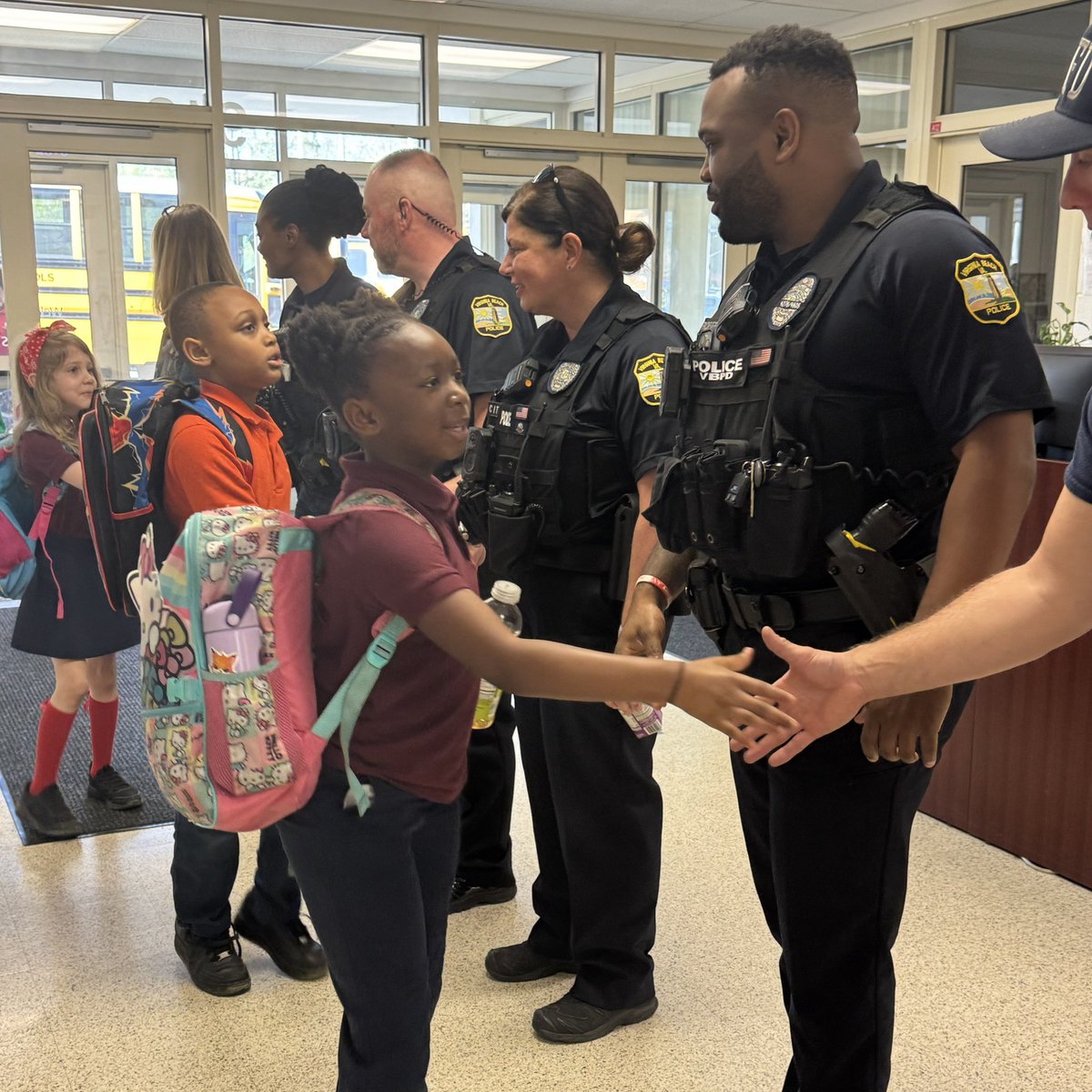 VBSO's tweet photo. Deputy II Kimberly Jones-Simpson felt the ❤️ at An Achievable Dream Academy at Seatack Elementary’s Random Acts of Kindness presentation. The Kindness Club baked cookies & brownies 🍪 and made thank-you cards for first responders. We appreciate you! 🍎⭐️
#VBSOconnect #kindnessmatters