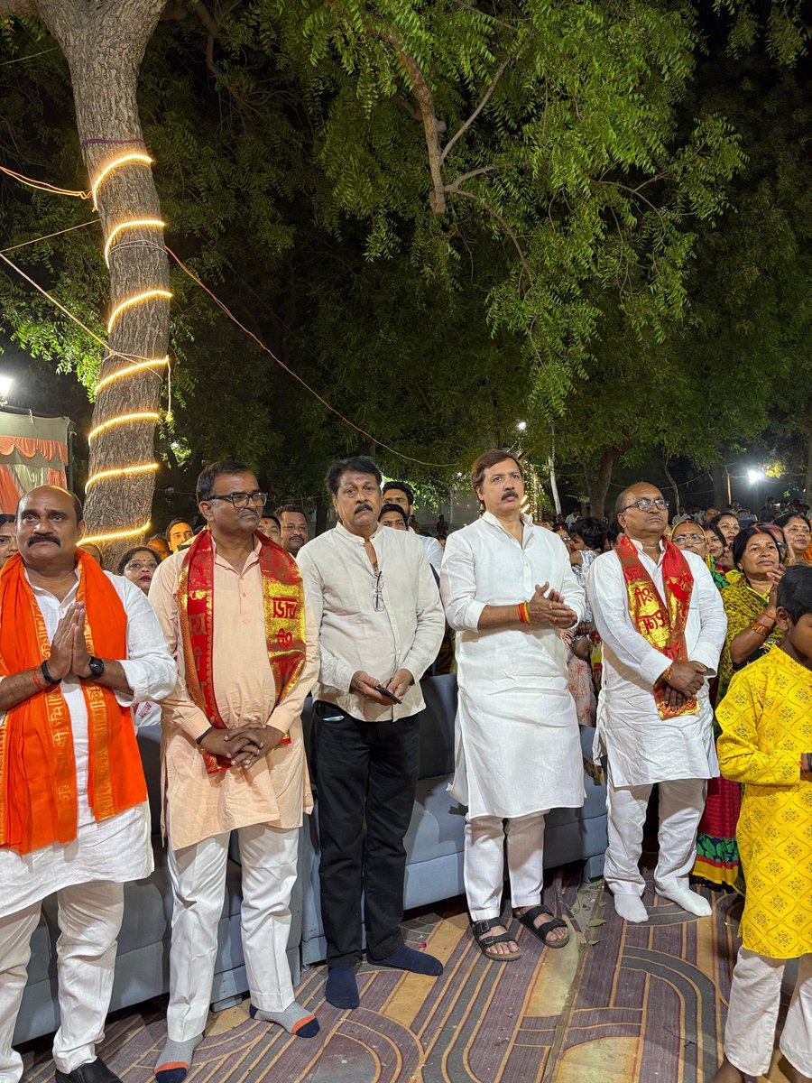MDhananjaySingh's tweet photo. विधानसभा सदर के पुरानी बाजार स्थित गोकुल घाट पर आयोजित श्रीराम कथा में कथा व्यास पीठ से पूज्य दिलीप कृष्ण भारद्वाज जी महाराज के मुखारबिन्दु से कथा श्रवण किया व महाराज जी का आशीर्वाद प्राप्त किया।

#जौनपुर_सदर https://t.co/khHUqqi7My