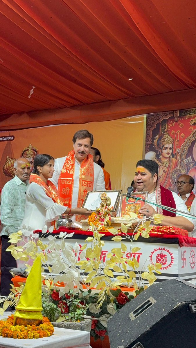 MDhananjaySingh's tweet photo. विधानसभा सदर के पुरानी बाजार स्थित गोकुल घाट पर आयोजित श्रीराम कथा में कथा व्यास पीठ से पूज्य दिलीप कृष्ण भारद्वाज जी महाराज के मुखारबिन्दु से कथा श्रवण किया व महाराज जी का आशीर्वाद प्राप्त किया।

#जौनपुर_सदर https://t.co/khHUqqi7My