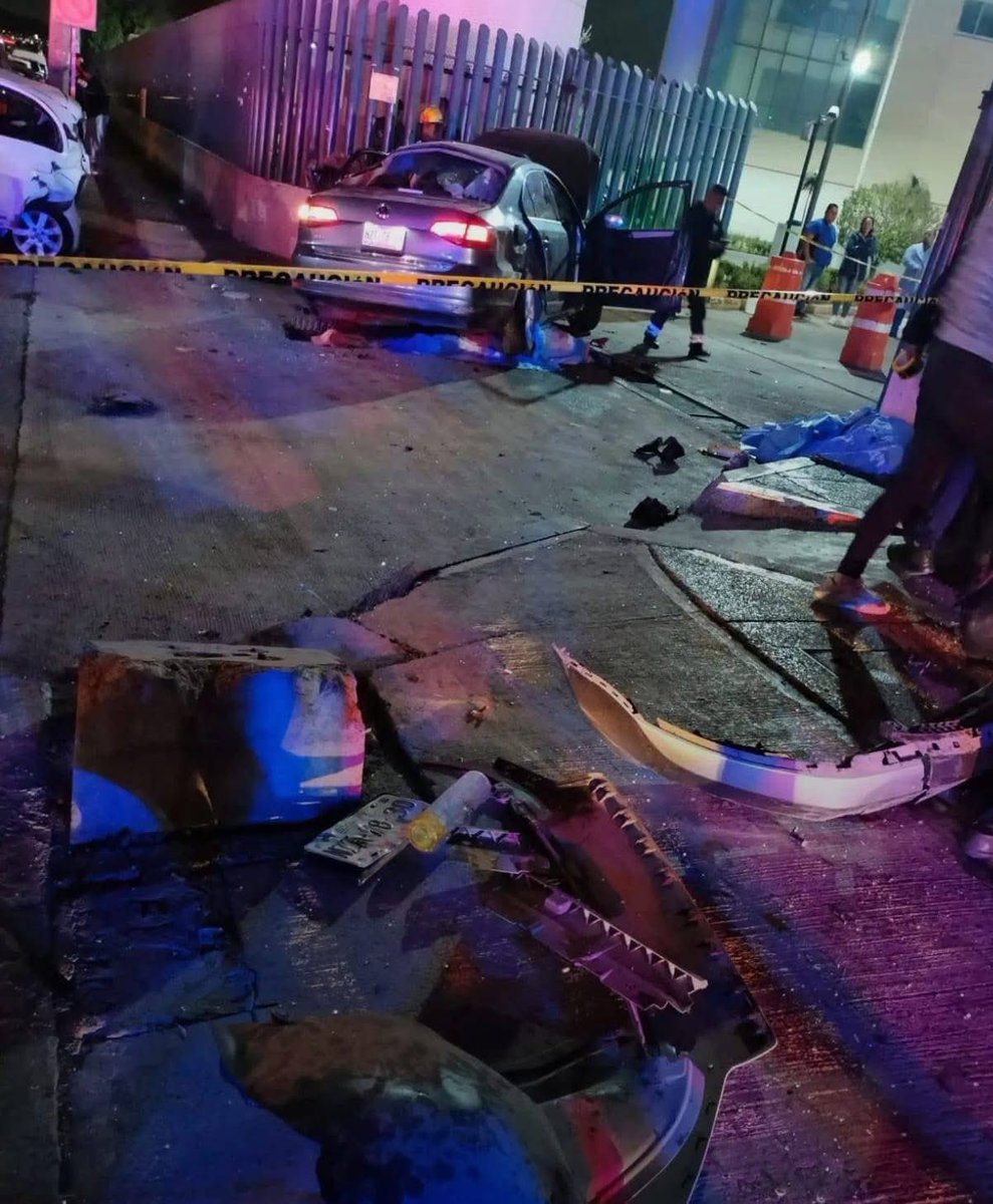 FrAgencia's tweet photo. ‼️CUATRO FALLECIDOS Y 10 HERIDOS TRAS CHOQUE CONTRA ENTRADA DEL @Tu_IMSS 200 #TECAMAC #EDOMEX‼️

🚨el responsable; un menor de edad que circulaba a exceso de velocidad y en aparente estado de ebriedad. https://t.co/WTqCrMgYvk