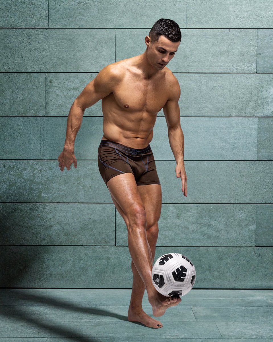 beehaber's tweet photo. Cristiano Ronaldo, 41 yaşında olmasına rağmen dinç ve zinde oluşunun sırlarını verdi:

🔹️ "Georgina bana, 'Çocuklarımız çıplak ayakla dolaştıkları için üşütecekler' diyor. Hâlbuki durum tam tersi... Vücudun güçlenmesi için rahatsızlığa ihtiyacı vardır."

🔹️"Yıllardır soğuk, rutinimin bir parçası. Kriyoterapi, buz gibi duşlar, basınç odaları kullanıyorum. Bütün bunlar bedenimi ve zihnimi zorlu şartlara hazırlıyor."

🔹️"Ben sadece futbol oynamıyorum, aynı zamanda elit bir atlet gibi kendime bakıyorum."

🔹️"Her gece yedi saatten fazla uyurum, gün boyu hareket halindeyimdir ve en önemlisi istikrarlıyım."

🔹️ "41 yaşımda olmama rağmen Whoop'a göre fizyolojik yaşım 28.9. Bu şans değil. Bu her gün verilen bir emeğin sonucu."

🔹️"Tabii ki benim de ufak kaçamaklarım oluyor. Hamburger yediğim, gece 2'ye kadar oturup UFC maçı izlediğim veya kötü uyuduğum zamanlar oldu."

🔹️"Bunlar hayatımın sadece %5'i. Geri kalan %95'i ise disiplin, rutin ve toparlanma."

🔹️"İnsanlar formda kalmanın takıntılı bir yaşam sürmek olduğunu sanıyor ama öyle değil. Mesele, hayattan keyif almakla kendine bakmak arasındaki dengeyi kurabilmek."

🔹️"Bana bunun sırrını sorarsanız, hep aynı şeyi söylüyorum: Ortada bir sır yok. Tek mesele, başkaları bırakırken sizin istikrarlı olmaya devam etmeniz. Asıl farkı yaratan da bu."