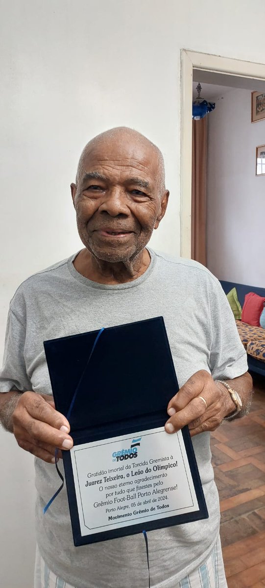 ogremiodetodos's tweet photo. Juarez Teixeira descansou hoje aos 97 anos.

O Leão do Olímpico, o "Tanque", foi mais do que um atleta goleador (o quarto maior artilheiro de nossa história). Juarez foi, antes de tudo, um gremista de verdade, sendo inclusive conselheiro do Clube.

Nós, do Movimento Grêmio de Todos, tivemos a honra de homenagear Juarez em algumas ocasiões. Na final do Gauchão de 2024, por exemplo, contamos com a sua presença em nossa sede, festejando o Hepta no Bar do Lupi.

O velório será a partir das 17:00, e a despedida às 19:00, na Capela 04 do Cortel Saint Hilaire (Av. Sen. Salgado Filho, 2980 - Viamópolis, Viamão/RS).

Descanse em paz, Juarez! Tu és imortal como o GRÊMIO! 💙🖤🤍
Toda força e solidariedade aos familiares! 🙏🏼