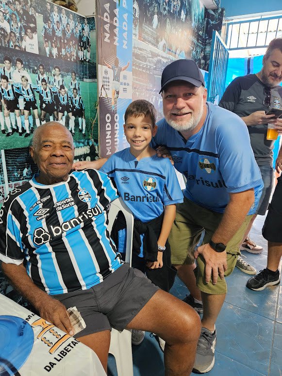 ogremiodetodos's tweet photo. Juarez Teixeira descansou hoje aos 97 anos.

O Leão do Olímpico, o "Tanque", foi mais do que um atleta goleador (o quarto maior artilheiro de nossa história). Juarez foi, antes de tudo, um gremista de verdade, sendo inclusive conselheiro do Clube.

Nós, do Movimento Grêmio de Todos, tivemos a honra de homenagear Juarez em algumas ocasiões. Na final do Gauchão de 2024, por exemplo, contamos com a sua presença em nossa sede, festejando o Hepta no Bar do Lupi.

O velório será a partir das 17:00, e a despedida às 19:00, na Capela 04 do Cortel Saint Hilaire (Av. Sen. Salgado Filho, 2980 - Viamópolis, Viamão/RS).

Descanse em paz, Juarez! Tu és imortal como o GRÊMIO! 💙🖤🤍
Toda força e solidariedade aos familiares! 🙏🏼