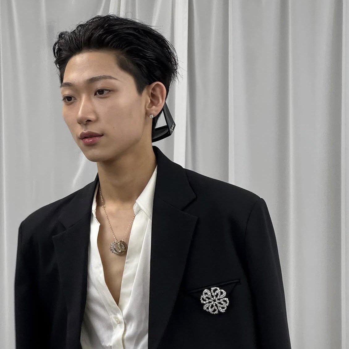 ‘แค่ไปกินข้าวหน้าปากซอยมันต้องแต่งตัวขนาดนี้เลยเหรอ แล้วสูทจะใส่มาทำไม‘ 

’พี่เป็นตัวของตัวเอง พี่ผิดตรงไหน‘ 

’😒‘