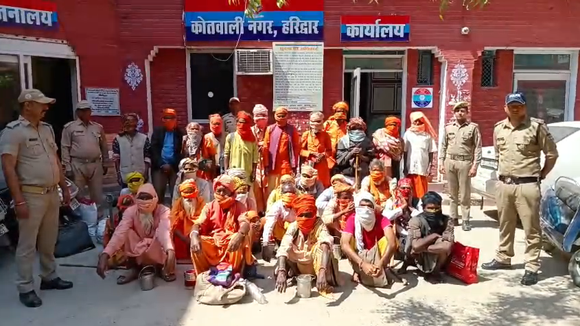 bstvlive's tweet image. हरिद्वार

➡हरिद्वार पुलिस ने 30 ढोंगी बाबाओं को दबोचा
➡साधु-संतों के भेष में लोगों को करते थे गुमराह
➡महिलाओं-युवाओं को झांसे में लेकर ठगते थे
➡SSP के निर्देश पर सघन चेकिंग के बाद कार्रवाई
➡श्रद्धालुओं की आस्था से खिलवाड़ पर सख्ती

#Haridwar #FakeBabas #PoliceAction