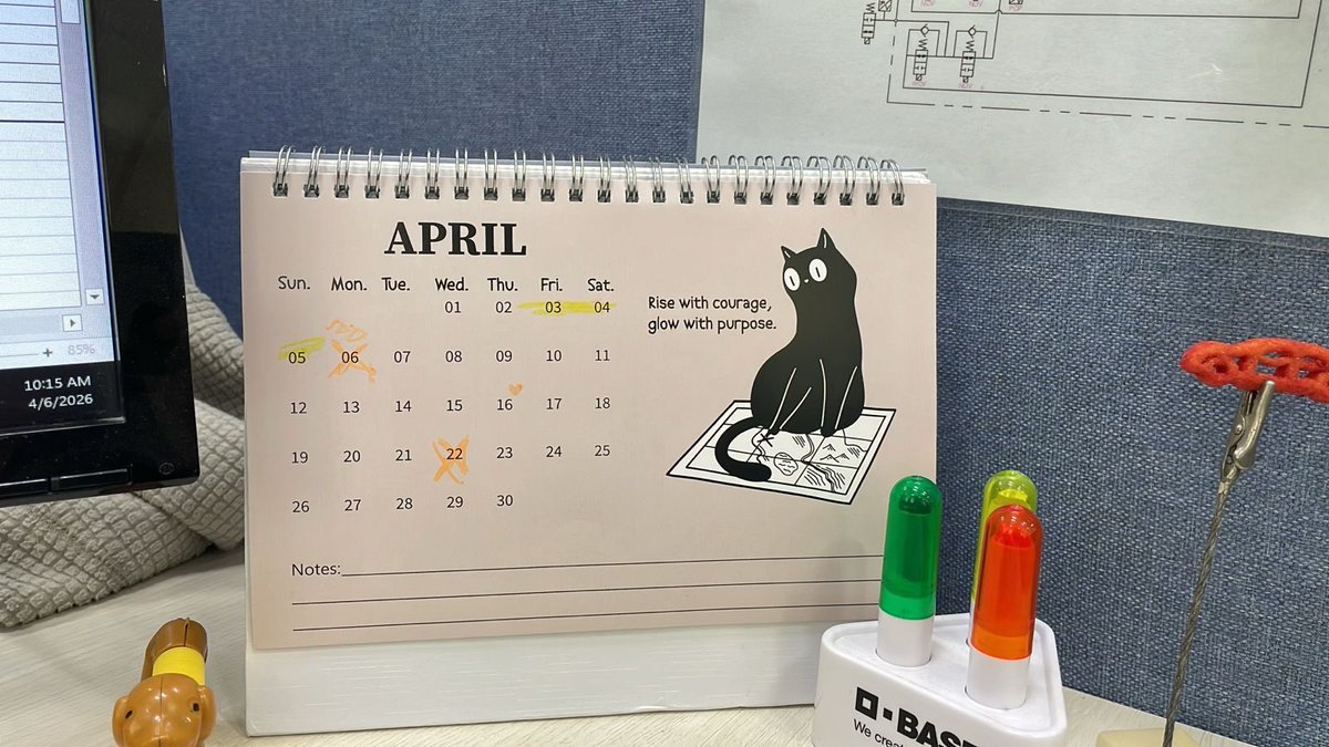 anapayos40's tweet photo. a diego le regale un calendario d gatitos para su escritorio d ingeniero y marca con corazoncitOs nuestros 16 jajajaja 😭😭 basta ese hombre me derrite de ternura ✋ https://t.co/INrzQV1MAb