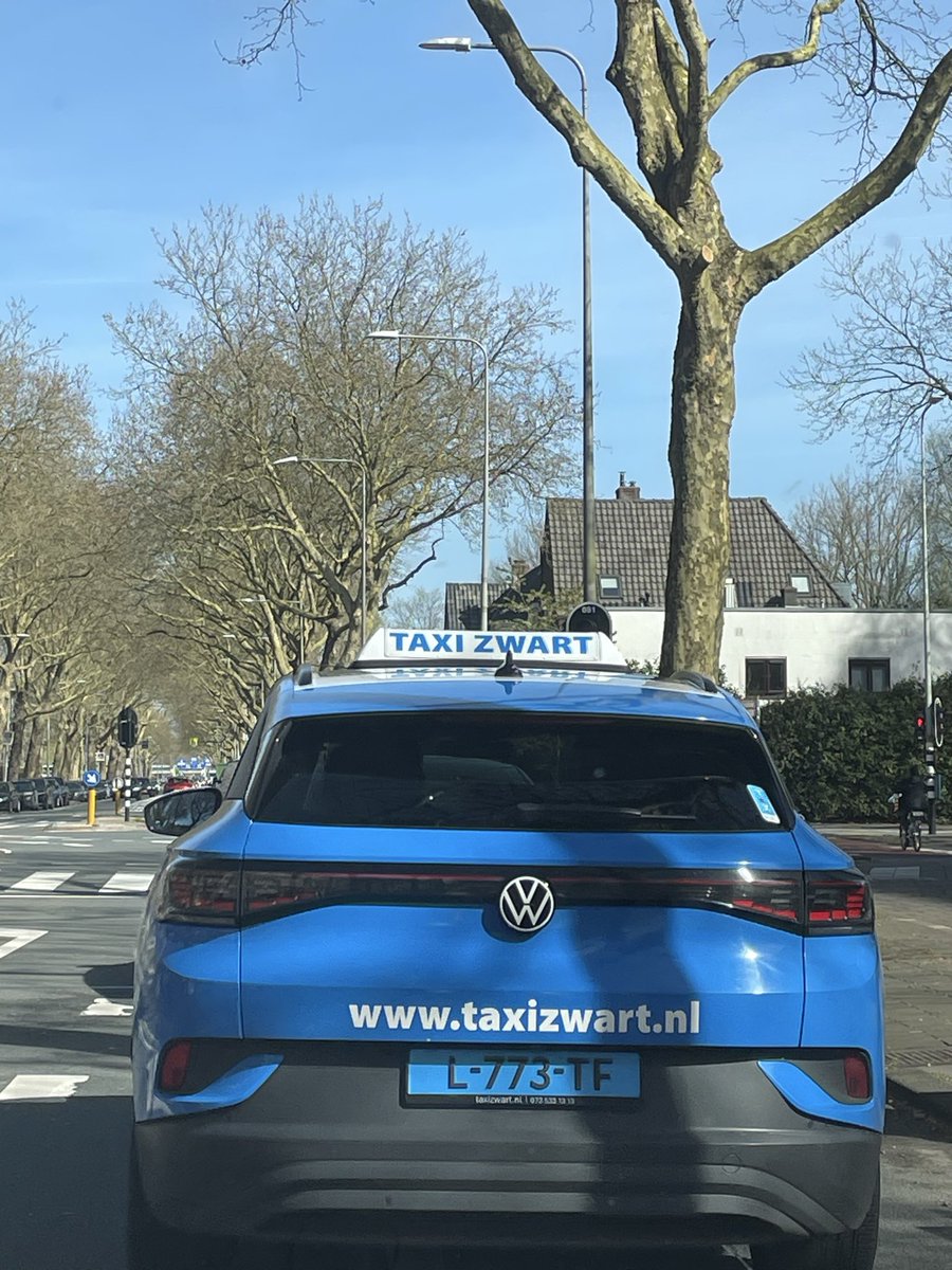 Help ff <a href="/taxizwart/">Taxi Zwart</a>, taxi is toch blauw? Twijfel ineens. #taxi #amsterdam #heiloo #blauw #zwart