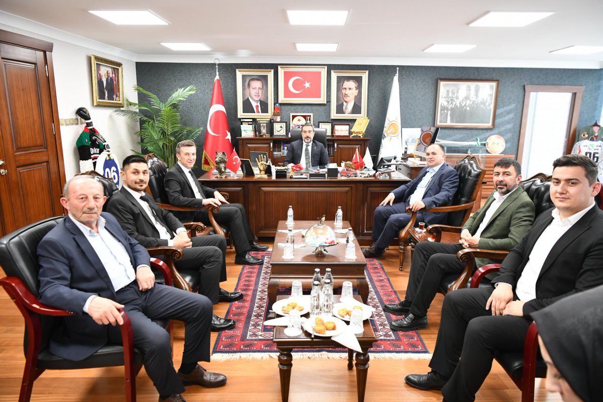 AkpartiAnkara's tweet photo. Nallıhan İlçe Başkanımız Sn. @avfatihunal06 ve Yürütme Kurulu Üyeleri, İl Başkanımız Sn. @hakanhanozcan’ı ziyaret ettiler. https://t.co/LLfv7ah6m6