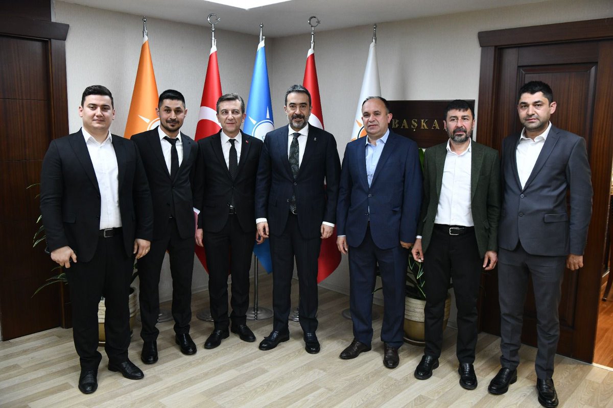 AkpartiAnkara's tweet photo. Nallıhan İlçe Başkanımız Sn. @avfatihunal06 ve Yürütme Kurulu Üyeleri, İl Başkanımız Sn. @hakanhanozcan’ı ziyaret ettiler. https://t.co/LLfv7ah6m6