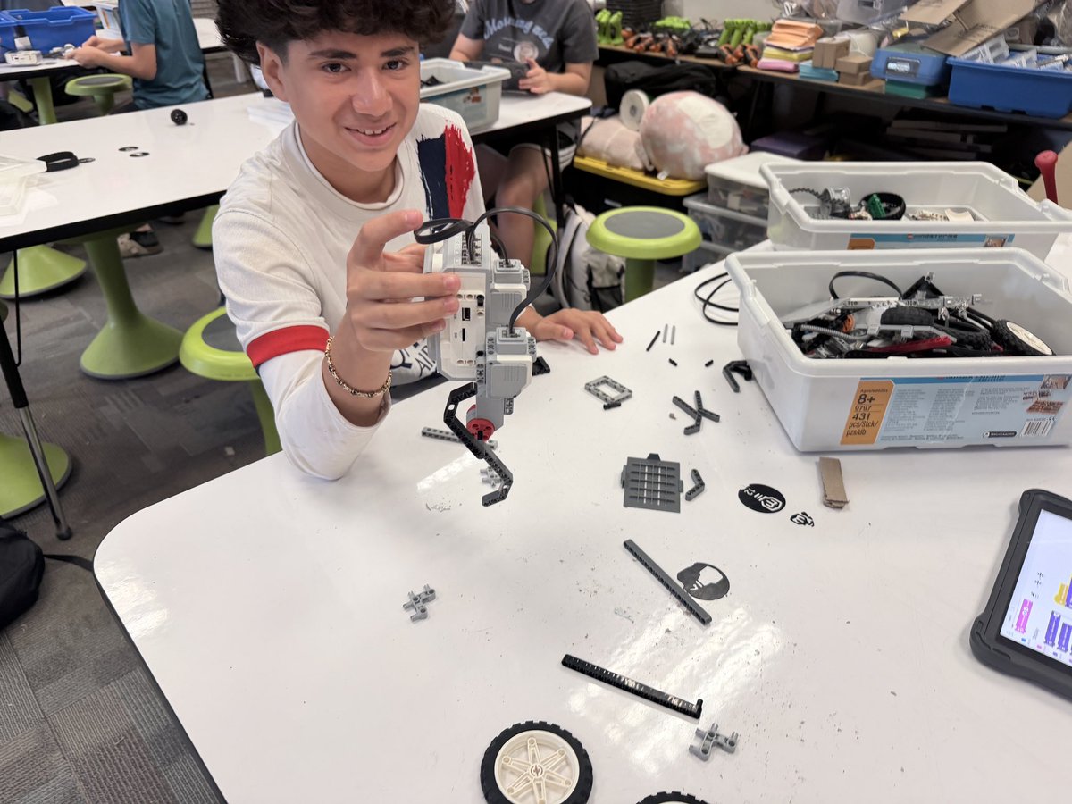 KnIhT_tNeReFfId's tweet image. 7th grade is harnessing their inner @BostonDynamics and attempting to build a robot that walk. We will keep you posted. #stem #robots #engineering #steam #makersgonnamake #makerspace @SVViperPride @DVUSD @LEGO_Education