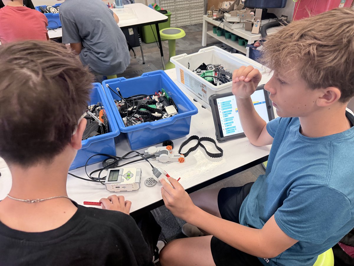 KnIhT_tNeReFfId's tweet image. 7th grade is harnessing their inner @BostonDynamics and attempting to build a robot that walk. We will keep you posted. #stem #robots #engineering #steam #makersgonnamake #makerspace @SVViperPride @DVUSD @LEGO_Education