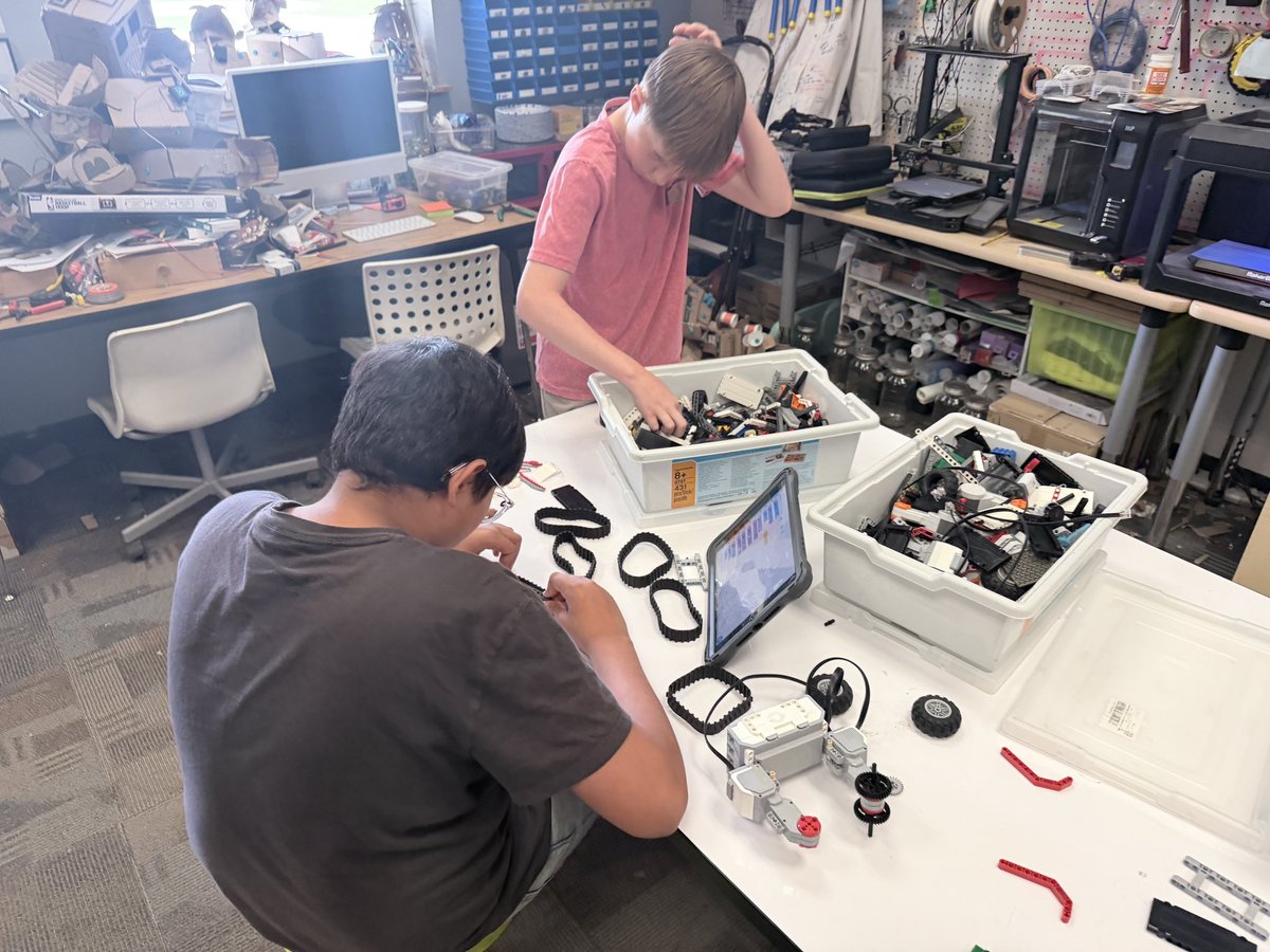 KnIhT_tNeReFfId's tweet image. 7th grade is harnessing their inner @BostonDynamics and attempting to build a robot that walk. We will keep you posted. #stem #robots #engineering #steam #makersgonnamake #makerspace @SVViperPride @DVUSD @LEGO_Education