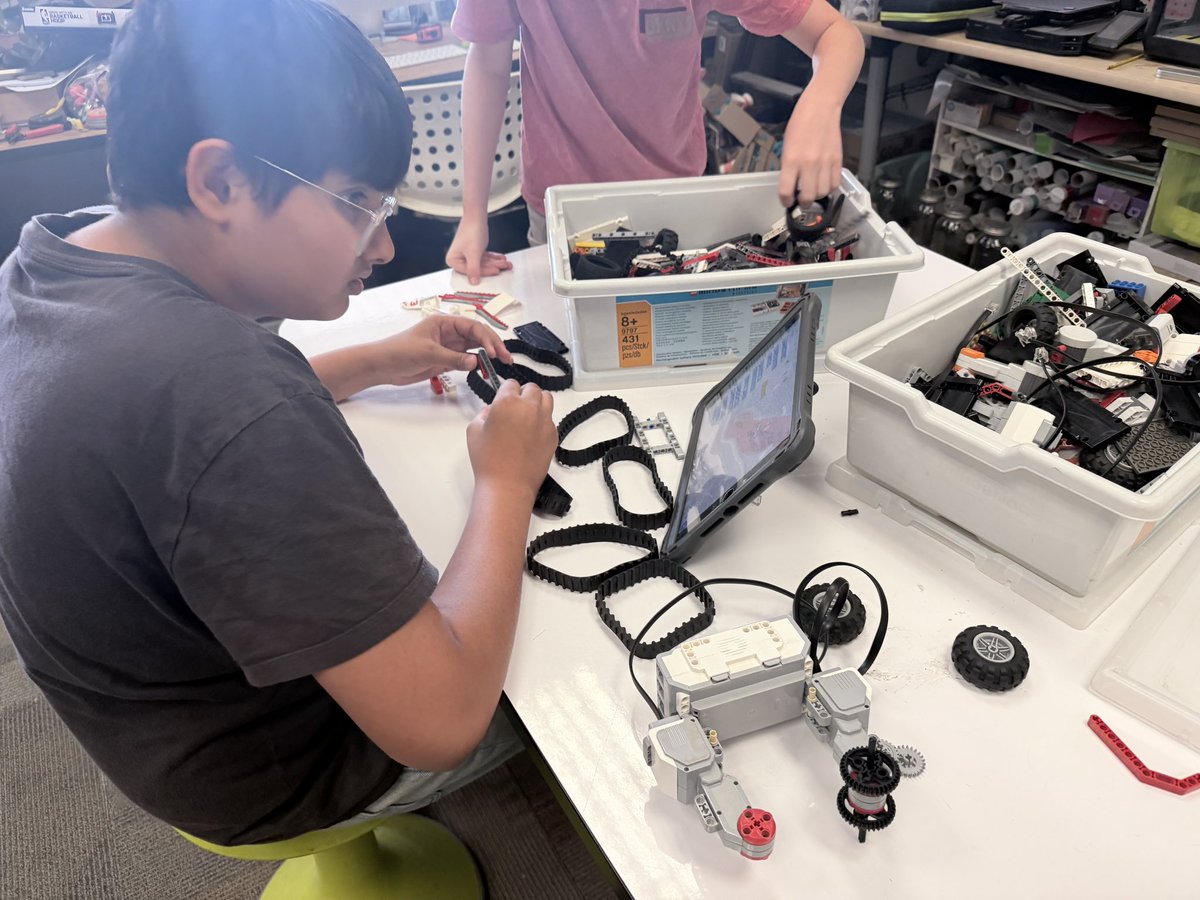 KnIhT_tNeReFfId's tweet image. 7th grade is harnessing their inner @BostonDynamics and attempting to build a robot that walk. We will keep you posted. #stem #robots #engineering #steam #makersgonnamake #makerspace @SVViperPride @DVUSD @LEGO_Education
