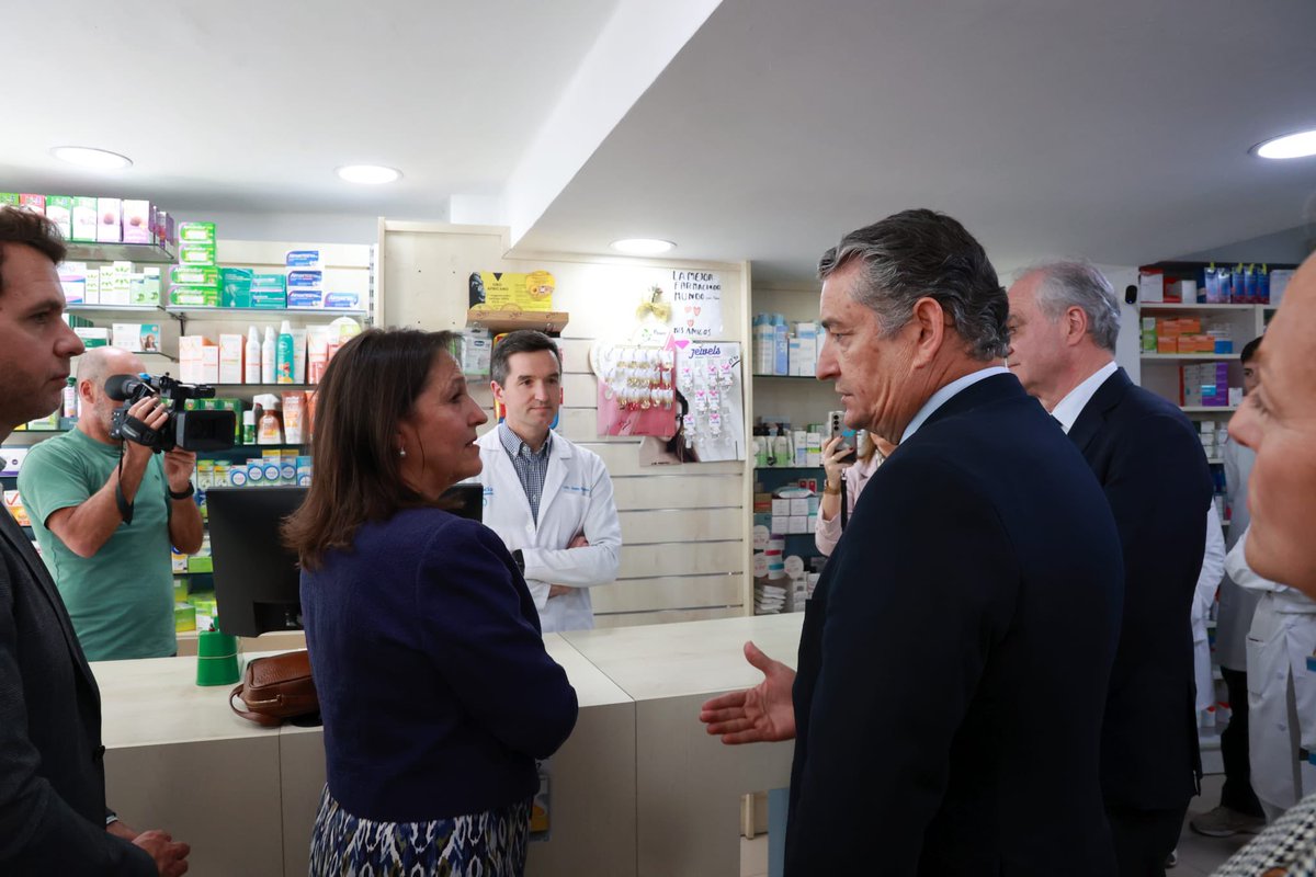 antoniosanz's tweet photo. 💊 Andalucía amplía a todas las farmacias la renovación de tratamientos crónicos con la receta electrónica, siempre con el consentimiento del paciente.

👉 El farmacéutico inicia la solicitud y el médico la valida, evitando citas innecesarias y desplazamientos al centro de salud. 

💚 Más comodidad, accesibilidad y continuidad asistencial.
