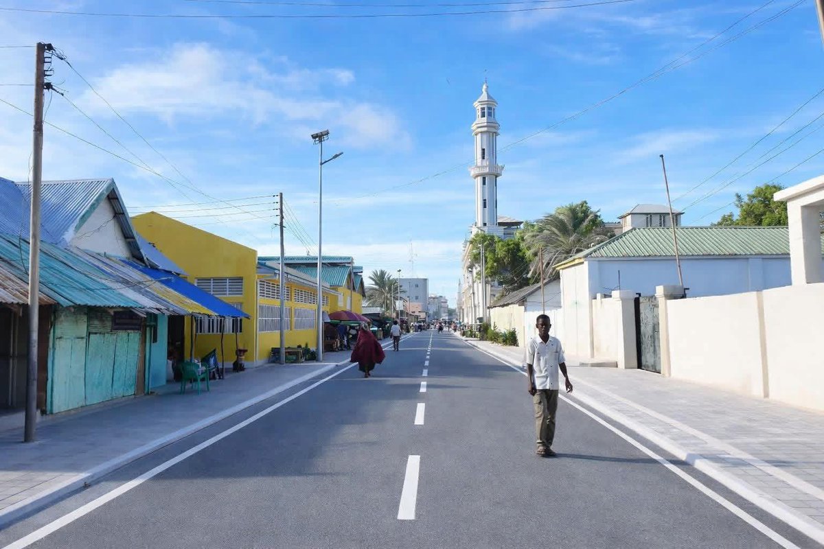 Hirzi1201's tweet photo. Mid ka mid ah xaafadaha ugu faca weyn ee ku yaalla Kismaayo, waa Calanley xaafad leh taariikh, dhaqan iyo nolol isku dhafan.
Calanley waa meel ay ku dheehan tahay xasuus iyo isbeddel, halkaas oo ay ku kulmaan taariikhda hore iyo horumarka cusub ee Kismaayo. #Jubaland #Calanley https://t.co/xjqrXLqisH