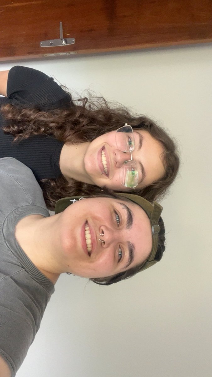 favsbeatle's tweet photo. eu e minha mulher quando resolvemos comprar um apartamento juntas e adotar duas filhas, nada poderia ser mais lésbico do que isso. 
viva o amor lésbico!!!!!! https://t.co/bY2Rqj2AlN