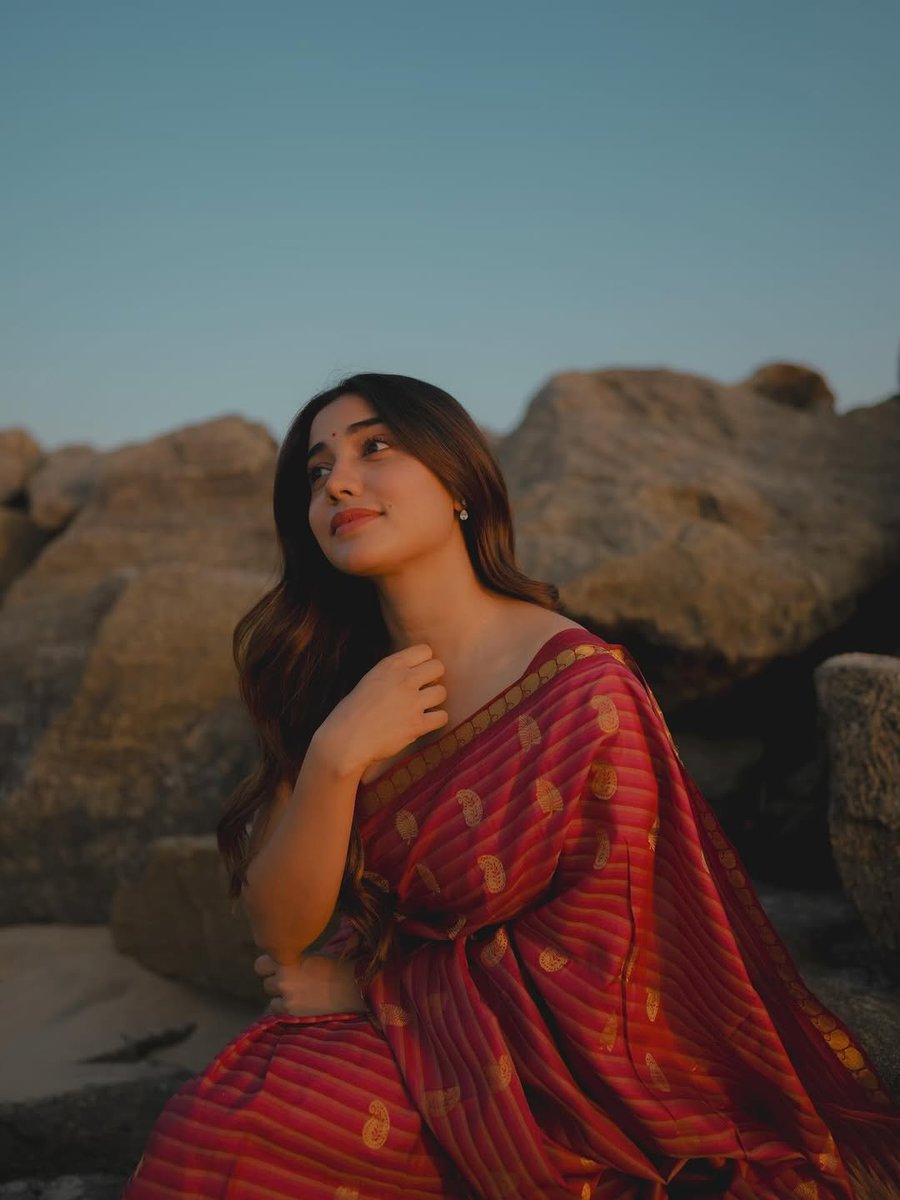 Aneesh_98's tweet image. New Crush in M Town 😌❤️‍🔥 Her look, grace, and stunning performances are raising the bar! 🌟 

Ada bommale ❤️📈

#AngelMaria #RisingStar #MtownQueen