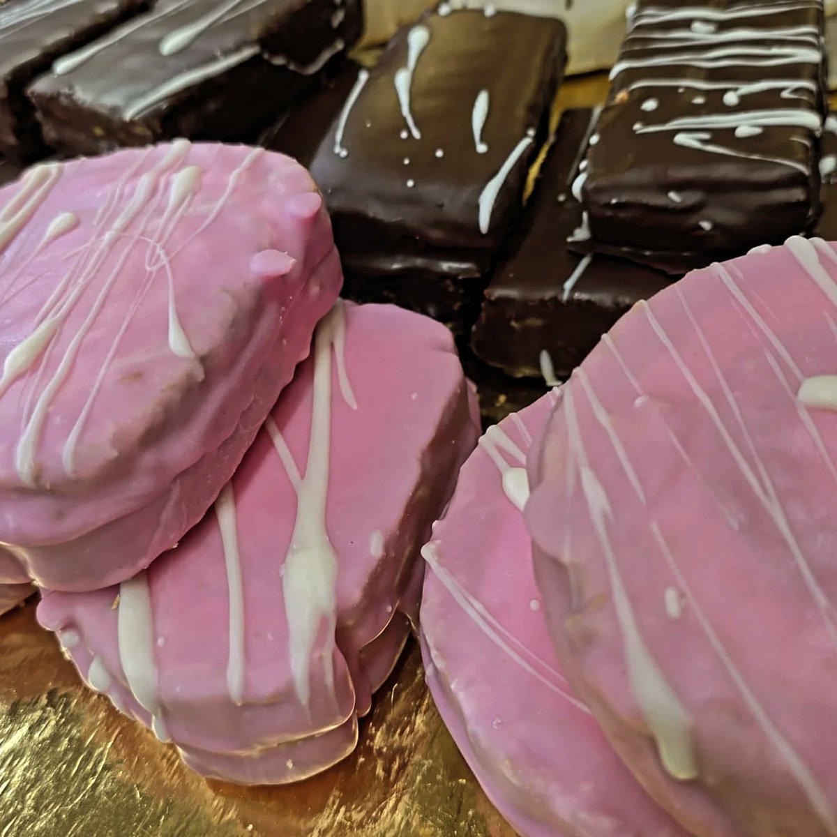 elpuentepan's tweet photo. ✨🥰 Tardes....

🤔¿Cómo son tus tardes?

🫶🏻💘 Aquí son especiales. Sin duda.

🥞🍩🍰🍭🥐🥖🍞🎂

#Barbate #Panadería #Pan #Dulces #Artesanos https://t.co/5EcxJjYIZs