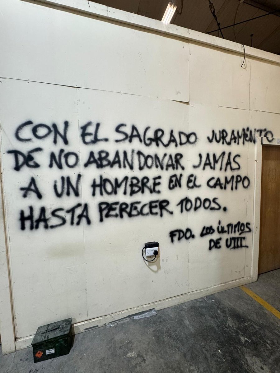 EricePedro's tweet photo. “Todo eso es lo que vale. Porque cuando vuestra vida militar acabe, no dudéis de que esa medalla, con el resto, acabará en un cajón, en un uniforme arrumbado en el trastero o, quizás, en un cuadro en un rincón de la casa. Pero los recuerdos que acumuléis os acompañarán siempre.” https://t.co/QzYOqKx5wb