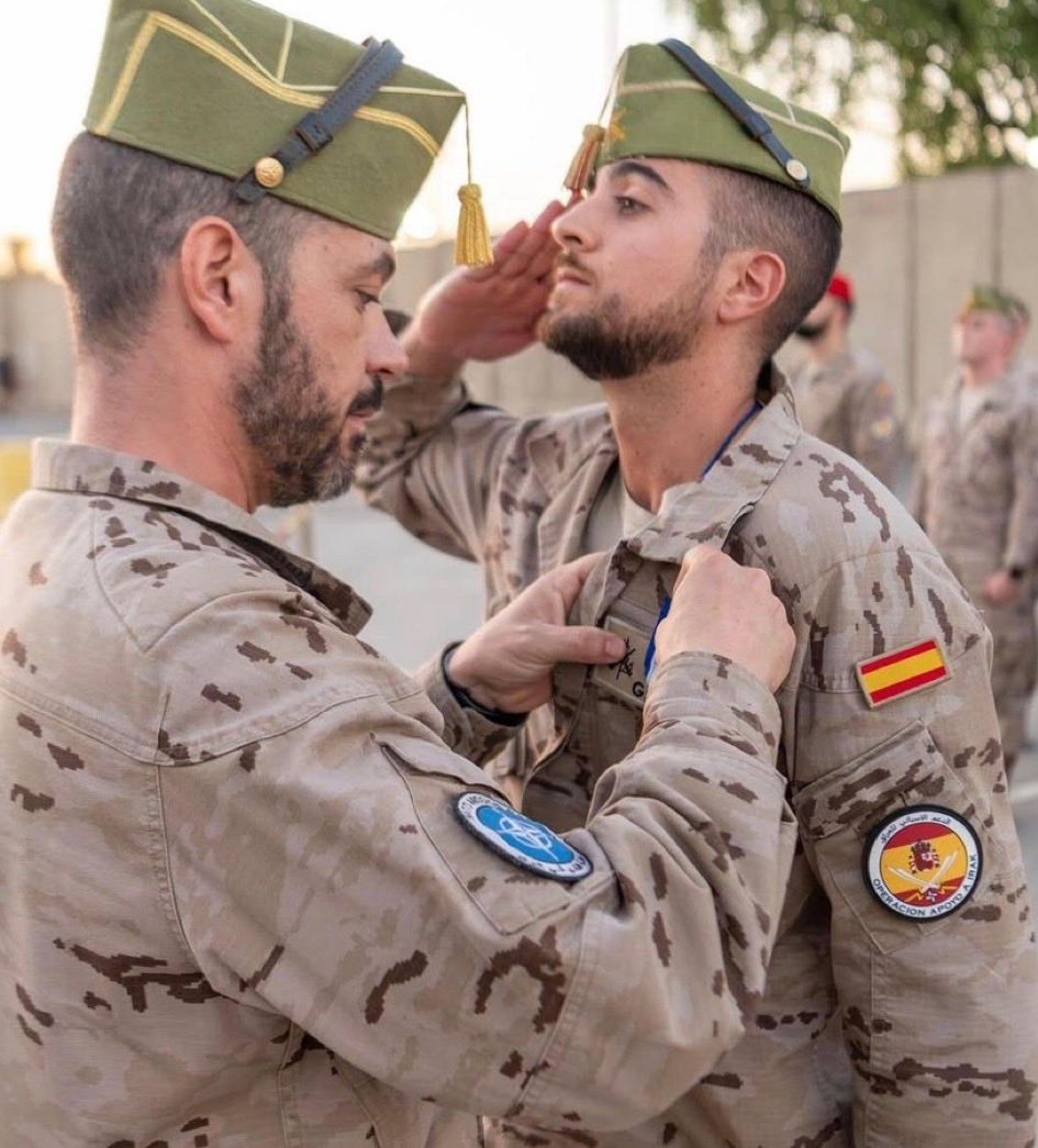 Pero seguro que la primera imagen que me vendrá al verla será la de Álvaro, mi capitán enfermero y legionario, que cumplió con el Credo hasta después de muerto, no “replegándose” del lugar del accidente (Adamuz) hasta que lo hicieron todos los demás. Este hilo va por él. 🇪🇸🙏🏻