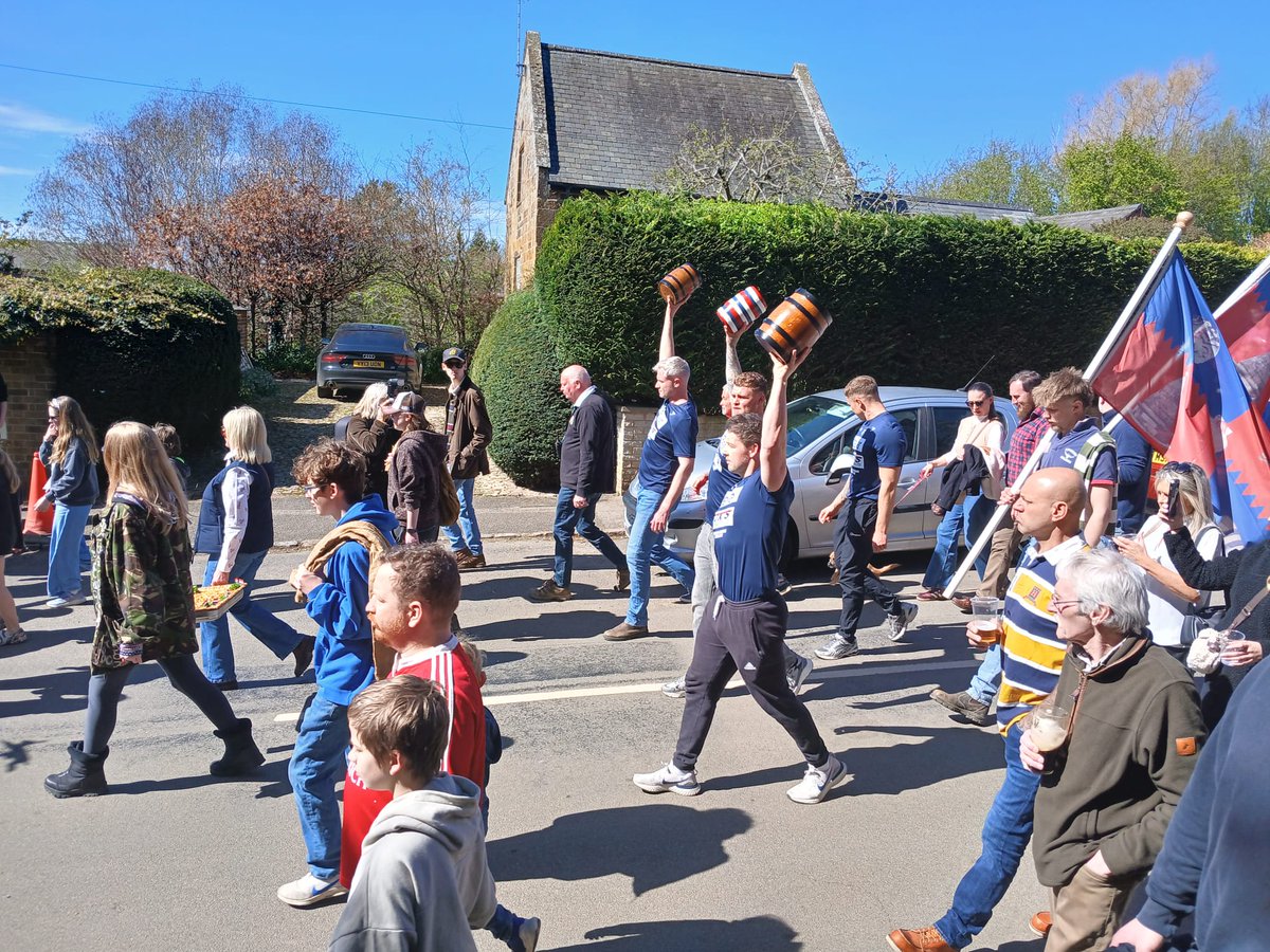 nicholas_hogg's tweet image. Sunny skies for the #EasterMonday Bottle Kicking match between Hallaton and Medbourne. Villagers wrestle and brawl a keg in an effort to carry it over the parish boundary, while spectators try to avoid the rolling mob. They've been fighting for over 400 years...