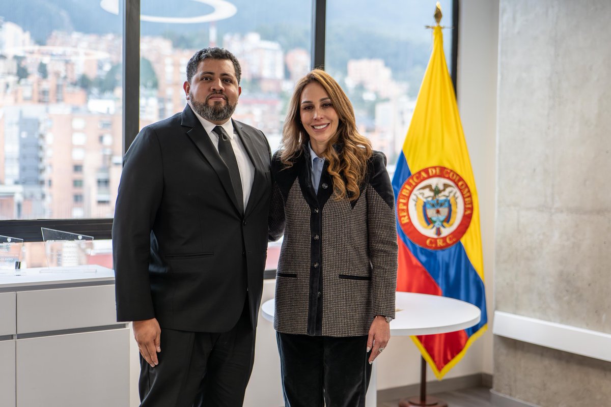 <a href="/DAFP_COLOMBIA/">Función Pública</a> <a href="/uni_cartagena/">Universidad de Cartagena</a> <a href="/ClaudiaXimenaB/">Claudia Ximena Bustamante</a> <a href="/feadiazsu/">Felipe Augusto Díaz Suaza</a> <a href="/sadi_cf/">Sadi Contreras fuset</a> <a href="/andreabmunozg/">Andrea Muñoz Gomez</a> <a href="/unisabana/">Universidad de La Sabana</a> <a href="/UExternado/">U.Externado</a> Con más de 28 años de experiencia, fue Contralora Delegada para Telecomunicaciones y Servicios Públicos en la Contraloría de Bogotá y Contralora Delegada Intersectorial en la Contraloría General, entre otros roles en sector público y privado.