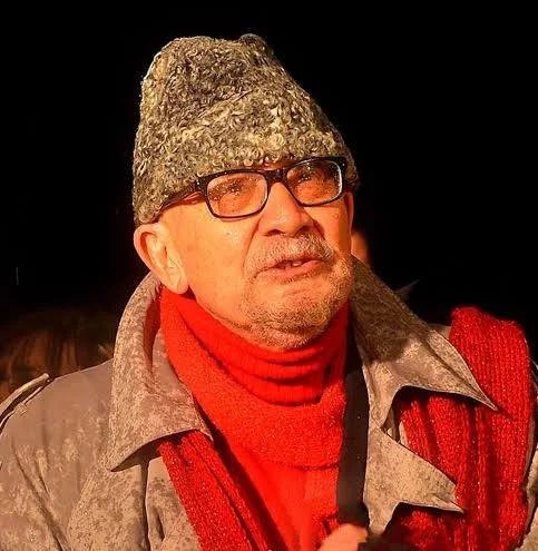 12 Eylül'ün en karanlık günlerinde, zorda kalan devrimci gençlere kapısını hep açık tutan,gerçek aydın Yalçın Küçük hocamız huzur içinde uyu.