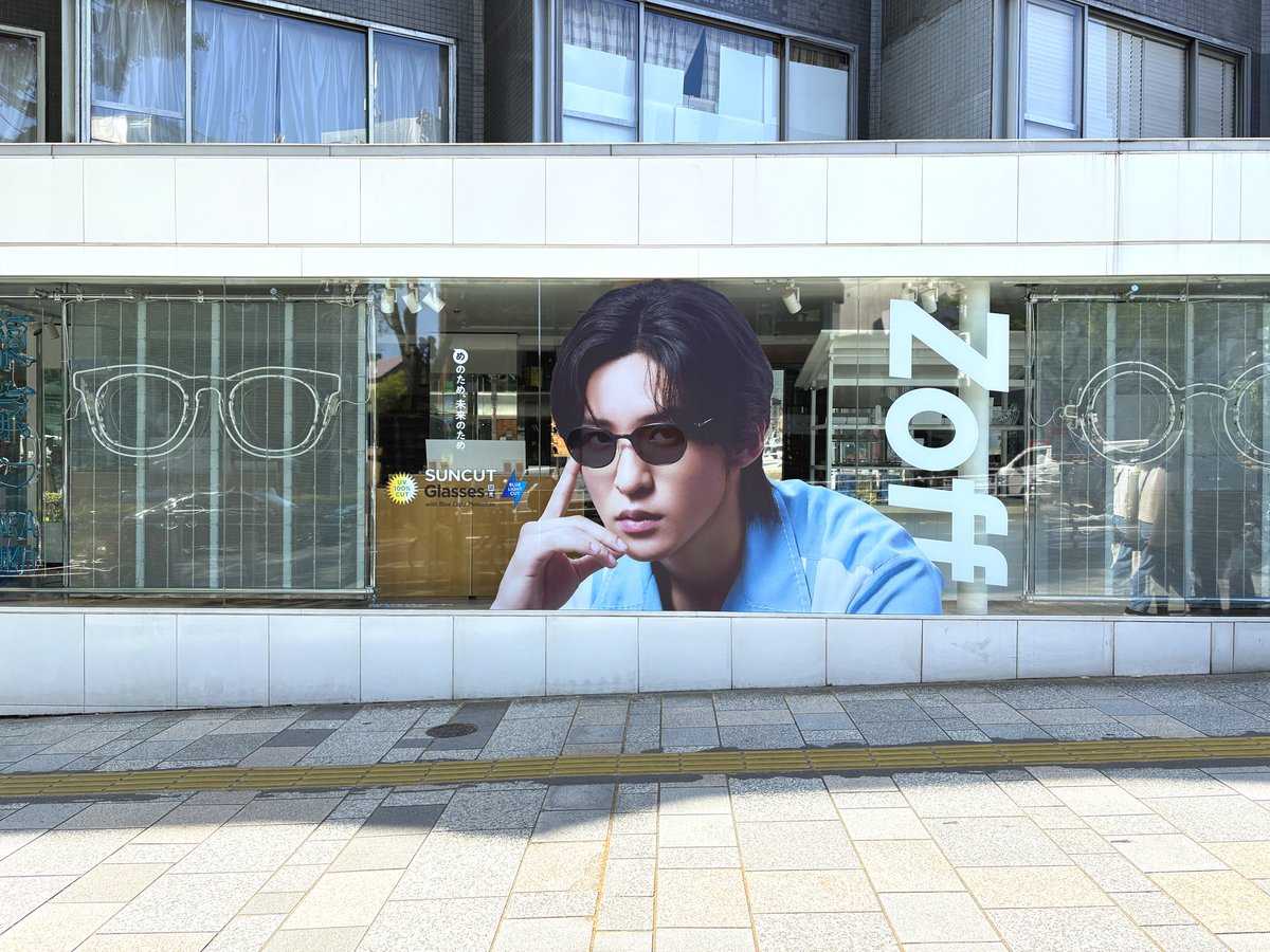 Zoff 原宿店の店頭ガラス面が更新👓 今回も #目黒蓮 さんをモデルにし
