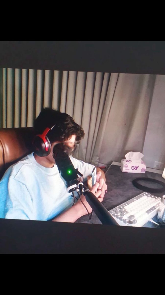 Robin🦇. tweet media