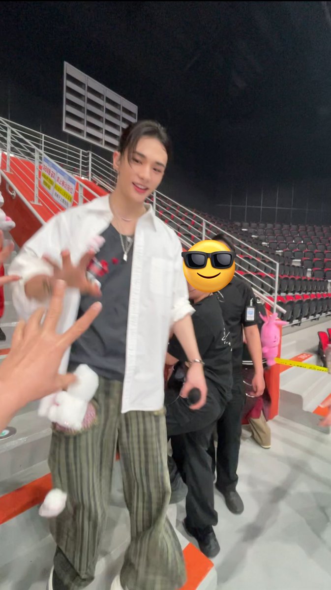 bubblekaymc's tweet photo. หมวกจินนิเรท เคสพัดจินนิเรท สายห้อยคอสึคิจู เสื้อยีน guess พวงอุนแจฮยอนจินออกแบบ ตุ๊กตาไล่ฝนจินนิเรท แล้วถ้านี่ไม่ใช่เมนจิน
5.4.26 คือวันที่ได้เจอจินมากกว่า 4 วิ 🫶🏻 ซารางเฮฮยอนจินนา ตราตรึงตลอดไป จินมือนุ่มมากเลย

#Hyunjin
#StrayKids
#SKZ_6TH_FANMEETING
#STAY_in_Our_Little_House https://t.co/JDqM2XBERG