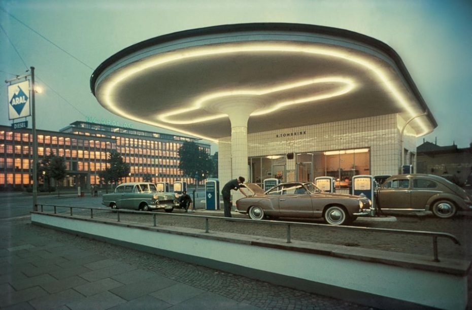 LeoDaVinciWave's tweet photo. A vintage Aral gas station in Germany in 1958. https://t.co/kRfhm0T8NK