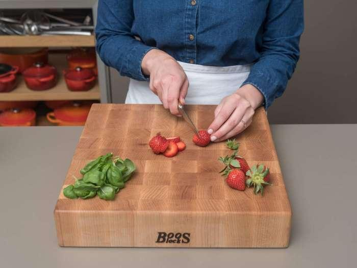 mayiie26's tweet photo. Taste Test: Juicy Organic Cherry Tomatoes   Crisp skin, sweet-tart bite—no mealy texture! Perfect for salads or snacking. Pro tip: Pair with basil + balsamic for a summer vibe. Rating: 9/10 https://t.co/uUFs5AVPP7