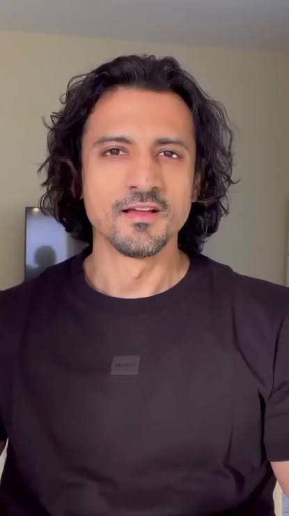 rukarahul's tweet photo. @ItsCine_AIX Wow... This guy resembles like him https://t.co/jaWlbS3lMQ