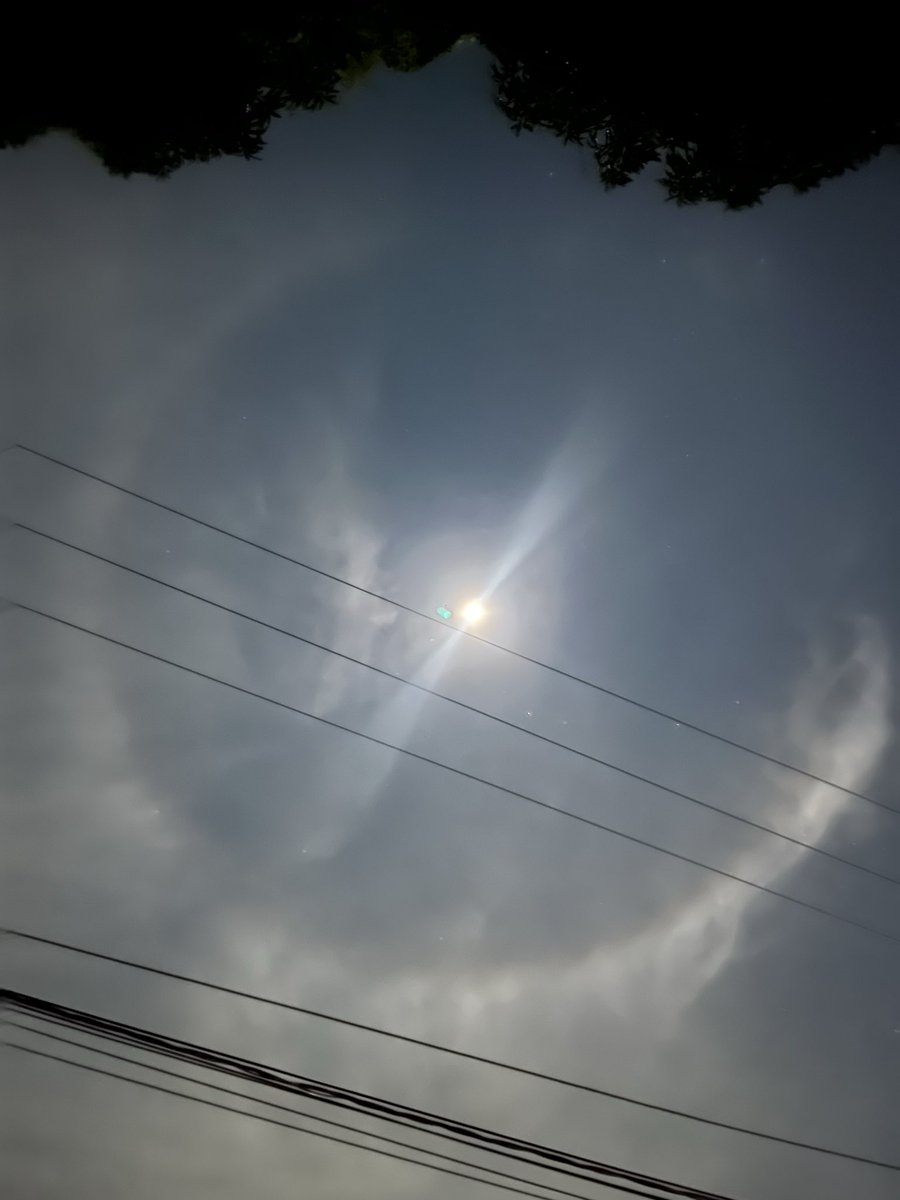 Lipoksilva's tweet photo. Oque aconteceu com a lua na noite de ontem? Se formou um círculo perfeito em volta da lua https://t.co/EohTQeVSeA