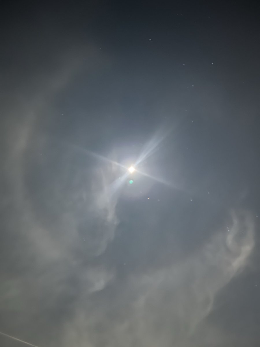Lipoksilva's tweet photo. Oque aconteceu com a lua na noite de ontem? Se formou um círculo perfeito em volta da lua https://t.co/EohTQeVSeA