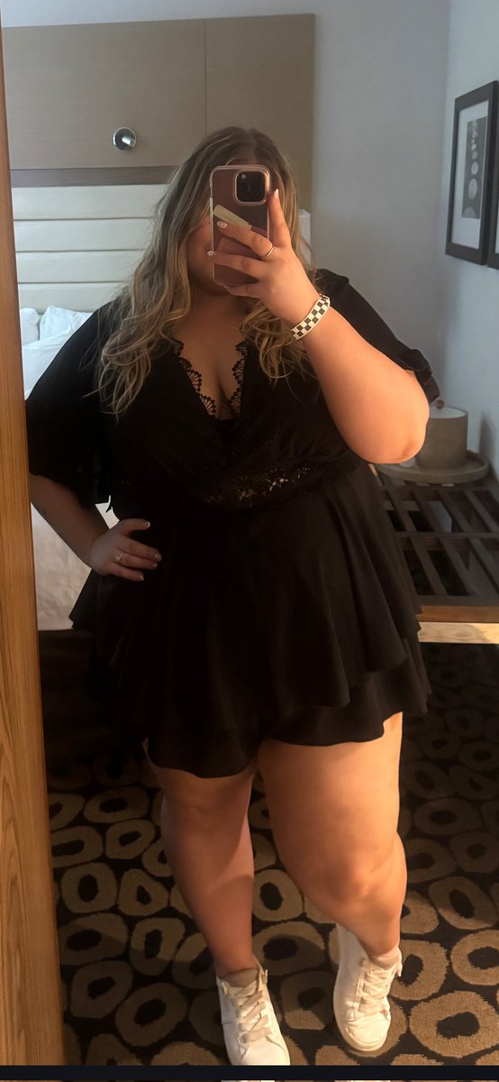 Peachperfect369's tweet photo. Alot of you guys were asking what I wore to the concert so here it is #headturner #cleavage #sternumtattoo #pawg #milf https://t.co/usNEQAgC2y