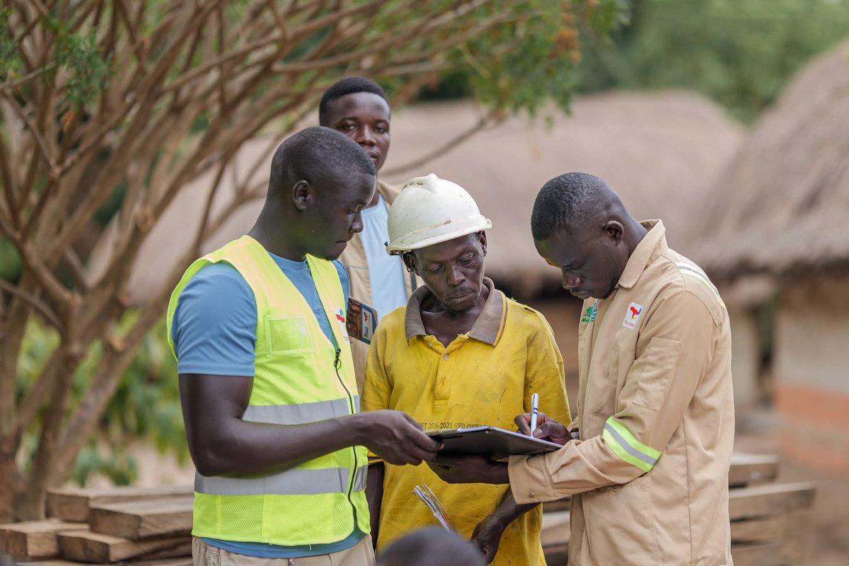 GideonSsekidde's tweet image. Farm vibes. Getting households trained with the skills to thrive - soil care, harvest hacks, and yield mastery. Building a foundation for consistent, quality production. #GoldenPosts @GovUganda #FarmToTable #UgandaAgriculture #Sustainability