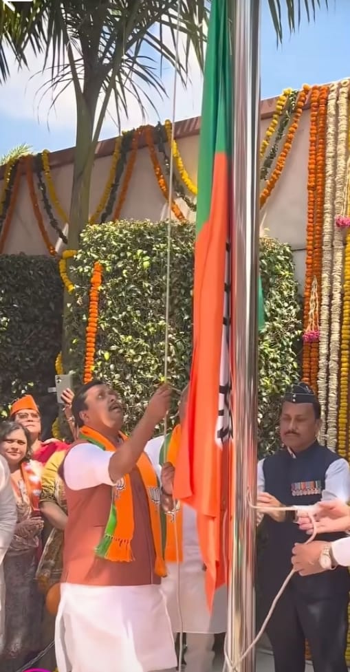 manoj6631's tweet photo. विश्व की सबसे बड़ी राजनीतिक पार्टी, भारतीय जनता पार्टी के #भाजपा_स्थापना_दिवस पर मुख्यालय के कार्यक्रम में शामिल होना मेरे लिए गर्व का क्षण था। 

इस विशाल पार्टी का एक छोटा कार्यकर्ता होने पर मुझे ��र्व है। 

सभी पार्टी कार्यकर्ताओं को स्थापना दिवस की हार्दिक बधाई और शुभकामनाएं! https://t.co/9y0vWrqctv