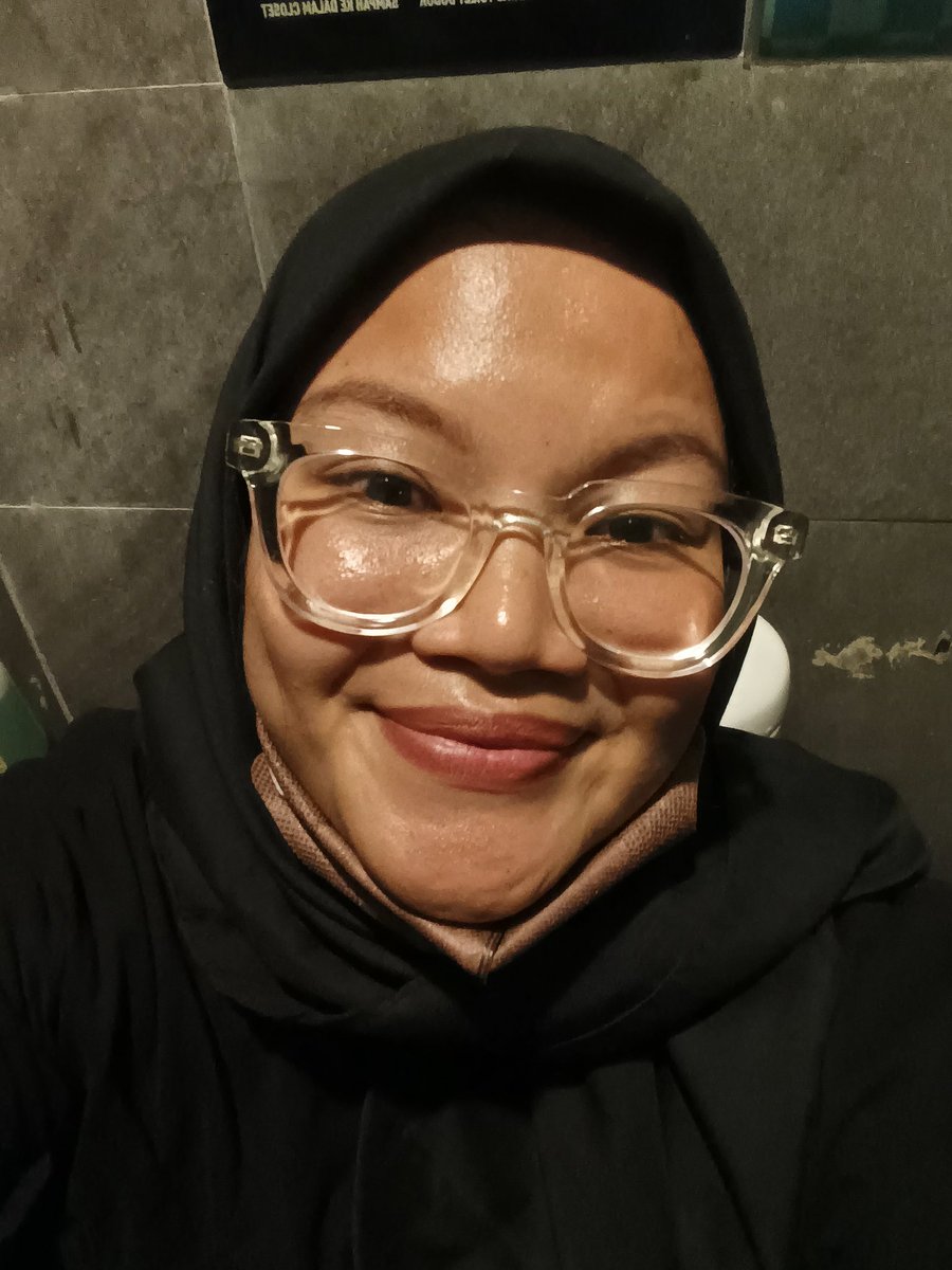 ___seville's tweet photo. Poop selfie pertama di bhinneka 🤣 https://t.co/aXosHkKhtb