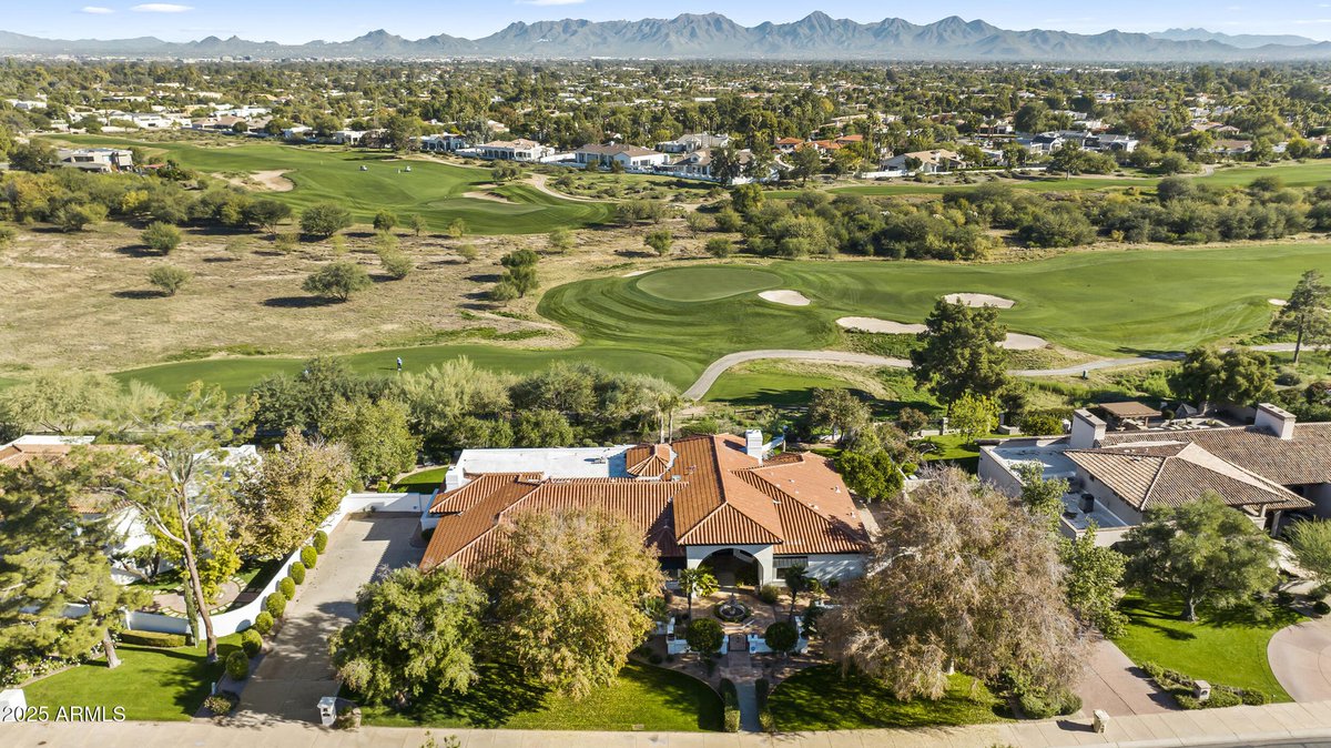 GolfHomeLiving's tweet photo. Perfectly positioned on the Ambiente Golf Course with McDowell Mountain views, this fully remodeled Santa Barbara-inspired home offers serene fairway vistas.

- 3 en suite bedrooms + office

Send a DM @golfcoursehomes to explore the details.

Listed by: Williams Luxury Homes https://t.co/Uec709M3wB
