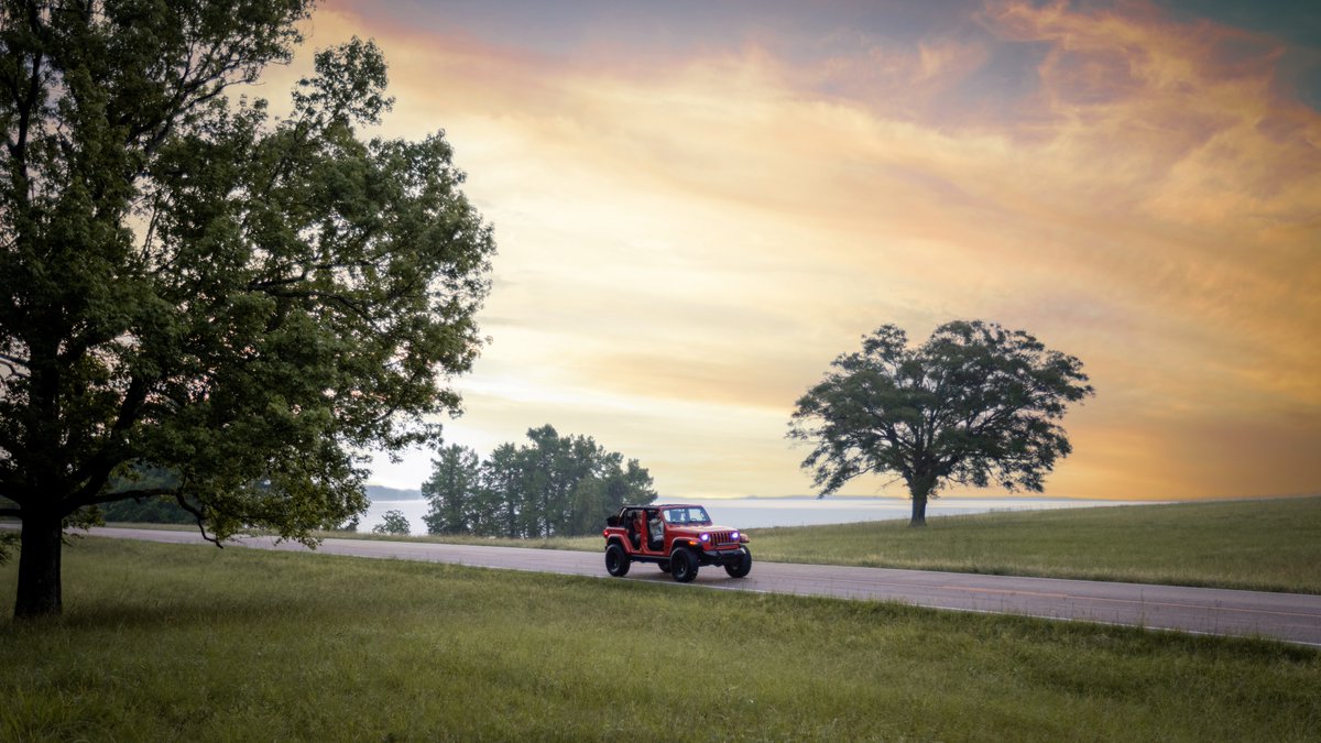 TheNatchezTrace's tweet photo. The Natchez Trace Parkway has been nominated for Best Scenic Drive by the USA TODAY 10Best Readers' Choice Awards, and we need your vote! Voting is open now through May 4.  🗳️🌳🚐  Vote here: https://t.co/qary8KDflX https://t.co/nvbXW4wH0j