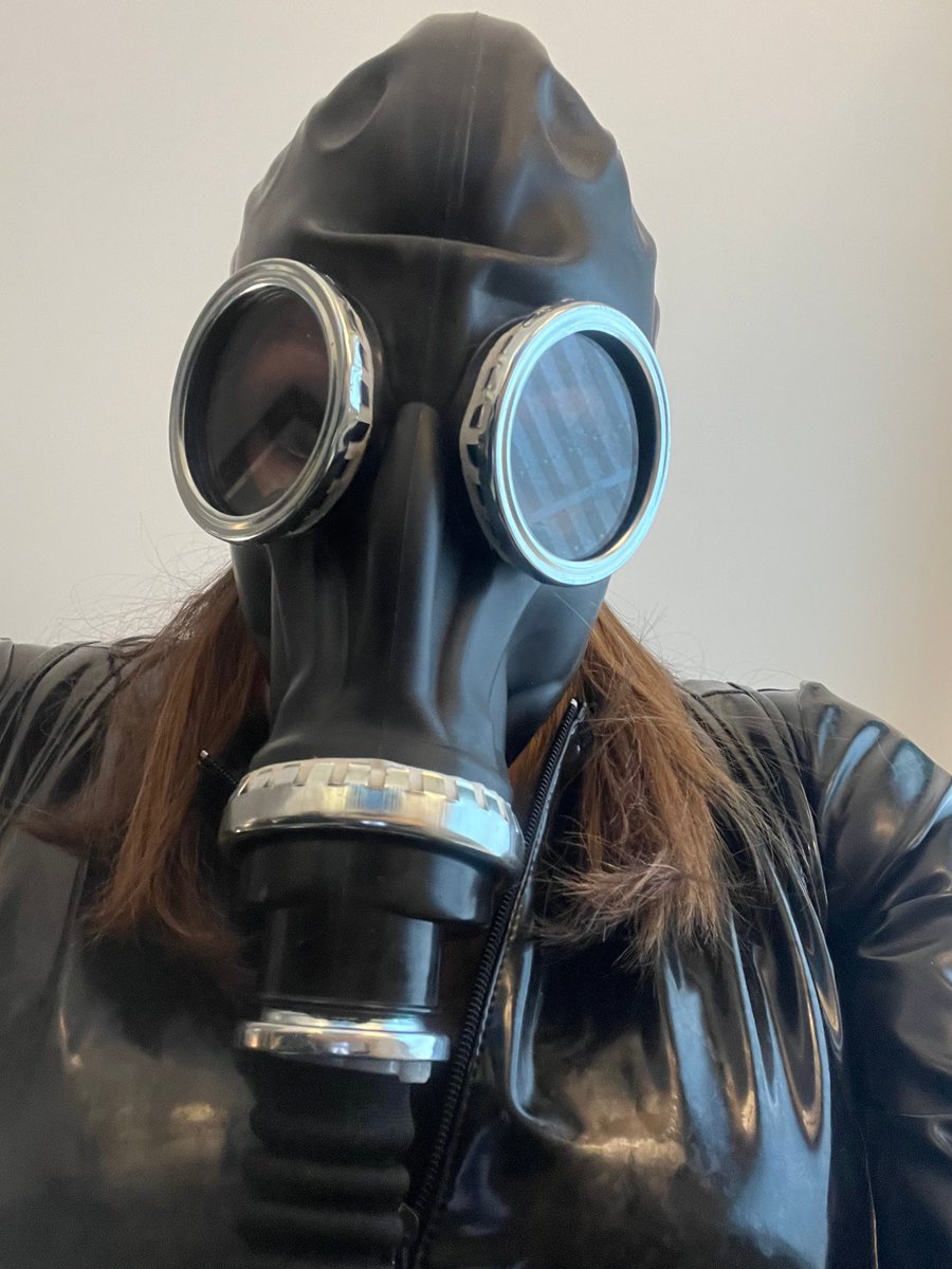 Kellieblue89827's tweet photo. https://t.co/6nc3v4SQbq Look in my  LINK you might find something you like #gasmask #gasmaskgirl #rubbermask #latex #latexcatsuit #hunters #rubbermask #wellies #heavyrubbers #raincoat #pvc #thighboots #bootfetish #rolyplay #webcamlive #webcamshows #uniforms #furcoat #fur #ffs https://t.co/vrUDiprrT1