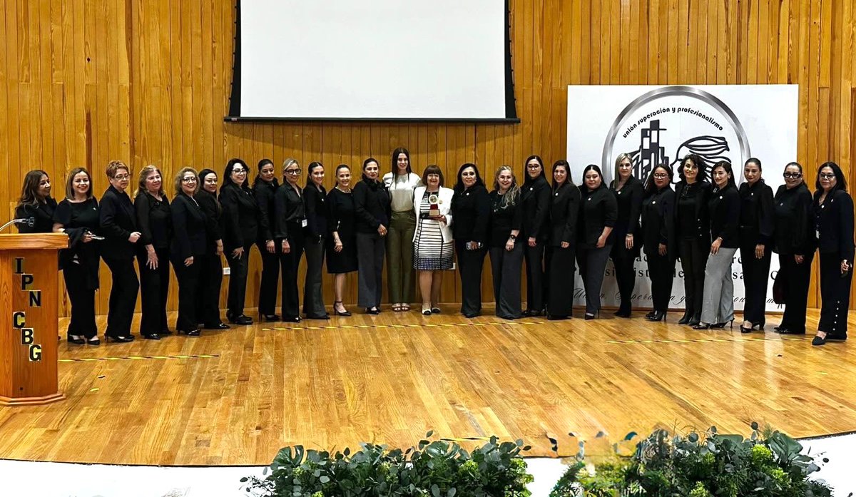 ExaUDEM's tweet photo. 💜 Orgullo #ExaUDEM

Desde el Club ExaUDEM Reynosa, celebramos a Ma. Cristina Peña Tamez por la Presea Mujer Profesionista 2026. 🏆

Un reconocimiento a su impacto y trayectoria. ✨ https://t.co/1r2btGGpVD