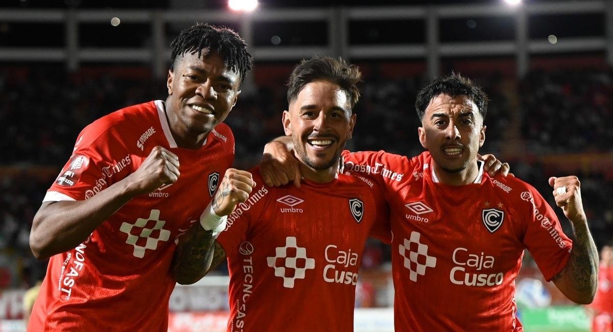 elplactweets's tweet photo. LO MEJOR ESTÁ POR VENIR (Si continúan las victorias)
🔼🔼🔼🔼🔴🔴🔴🔴
5 victorias seguidas en Liga 1, 6 invicto, #Cienciano y la victoria parecen vivir un idilio. Un idilio que tanto ansiaba la canción de Willie Colón. Sin embargo. hay que añadirle un tercero en discordia llamado Estadio Garcilaso. Lo mas picante e interesante está por venir. Los partidos de visita definirán si este equipo está para lograr cosas importantes. Cuando menciono esto, no quiere decir contentarnos por un cuarto lugar o quinto sino alcanzar la punta del torneo y buscar la consagración.
Como esta cuenta no es “ultra”, hay cosas que vemos que pueden mejorar. Como se dice es mejor corregir luego de ganar que de perder. El juego directo de Cienciano hace que mientras se ataque ante un posible contra no de defienda bien. La fase defensiva no termina de cerrar. El hecho de ganar y hacerlo de local puede menguar el análisis de este tema. No se descarta hacer un “tribote” o buscar un sistema que evite la construcción de juego del rival. Esto implica pasar del 4-2-3-1 o del 4-4-2 a un 4-1-4-1. Se podría buscar que Hohberg complete la segunda línea de volantes en la zona central o en su defecto incluir a otro jugador como: Arias, Caparó o Aguirre.
El lateral izquierdo es un dolor de cabeza. Luego de Martinich, que tampoco es gran cosa, se recurre a Sebastián Cavero que en algunas ocasiones no llega a la altura de ser oficioso. Debe ser porque su etapa formativa la hizo como extremo. Luego los años lo hicieron bajar de puesto,  pero sin duda, le cuesta la marca y para un lateral es casi pecado.
Neri Bandiera es un refuerzo que causa buena impresión por la edad que tiene y por lo que aporta al equipo. Son más las cosas positivas que negativas, en ese aspecto hay un defecto por corregir. Estadísticamente tiene un gol perdido por cada encuentro, un mano a mano, una situación clara de gol, etc. Lo ideal es que la mande a guardar porque no siempre tendremos la oportunidad de tener una segunda chance.
El jueves enfrentamos a Juventud de visita, una gran oportunidad para demostrar para qué está hecho este equipo.